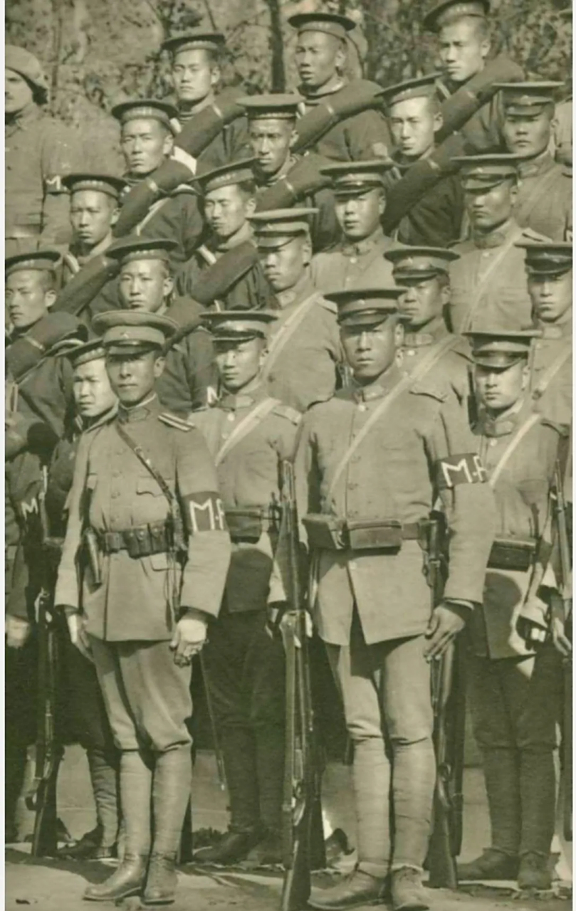 1918年,北洋政府出兵海参崴护侨,在出征前士兵们的一张合影,这支部队