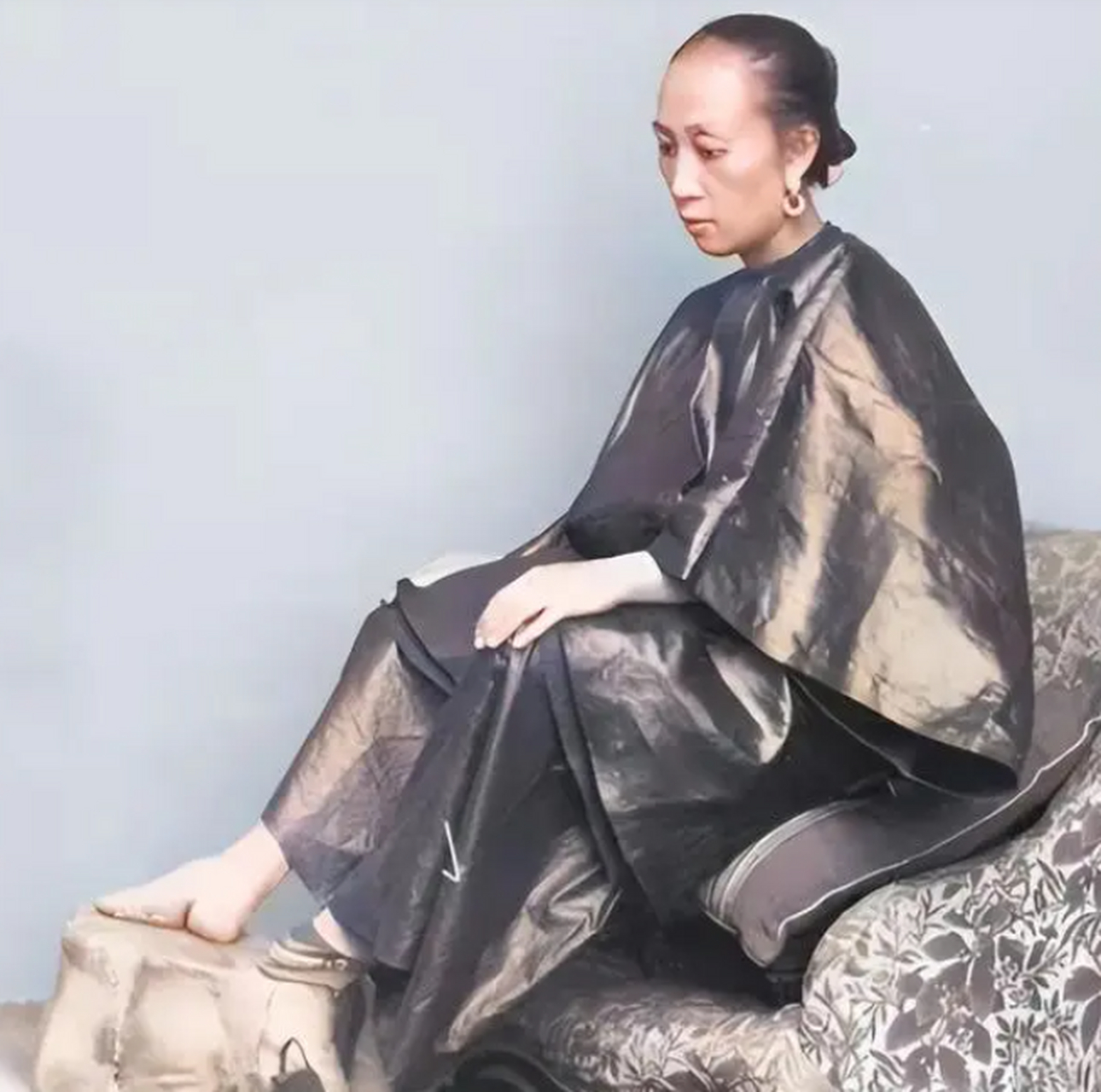 清朝老照片:照片中的这个女人在展示她的三寸金莲