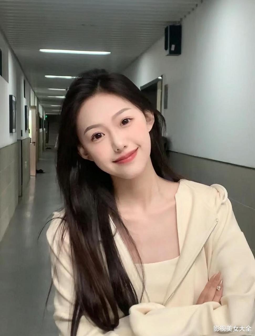 大三艺术系学妹在教学楼自拍,今年22岁还是单身,高颜值气质型美女