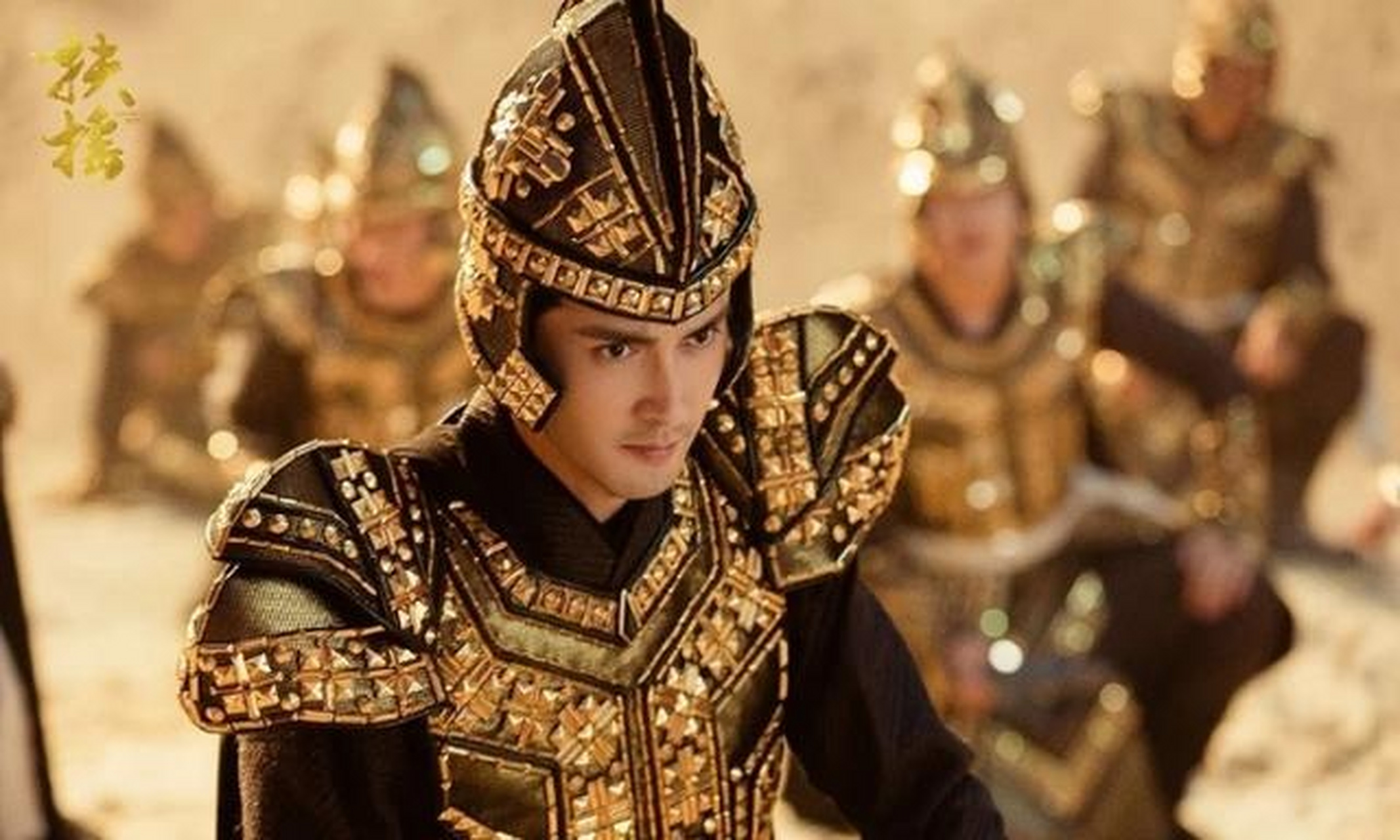 不过当时小编被这套衣服惊到,那头盔感觉不是胡歌的啦!