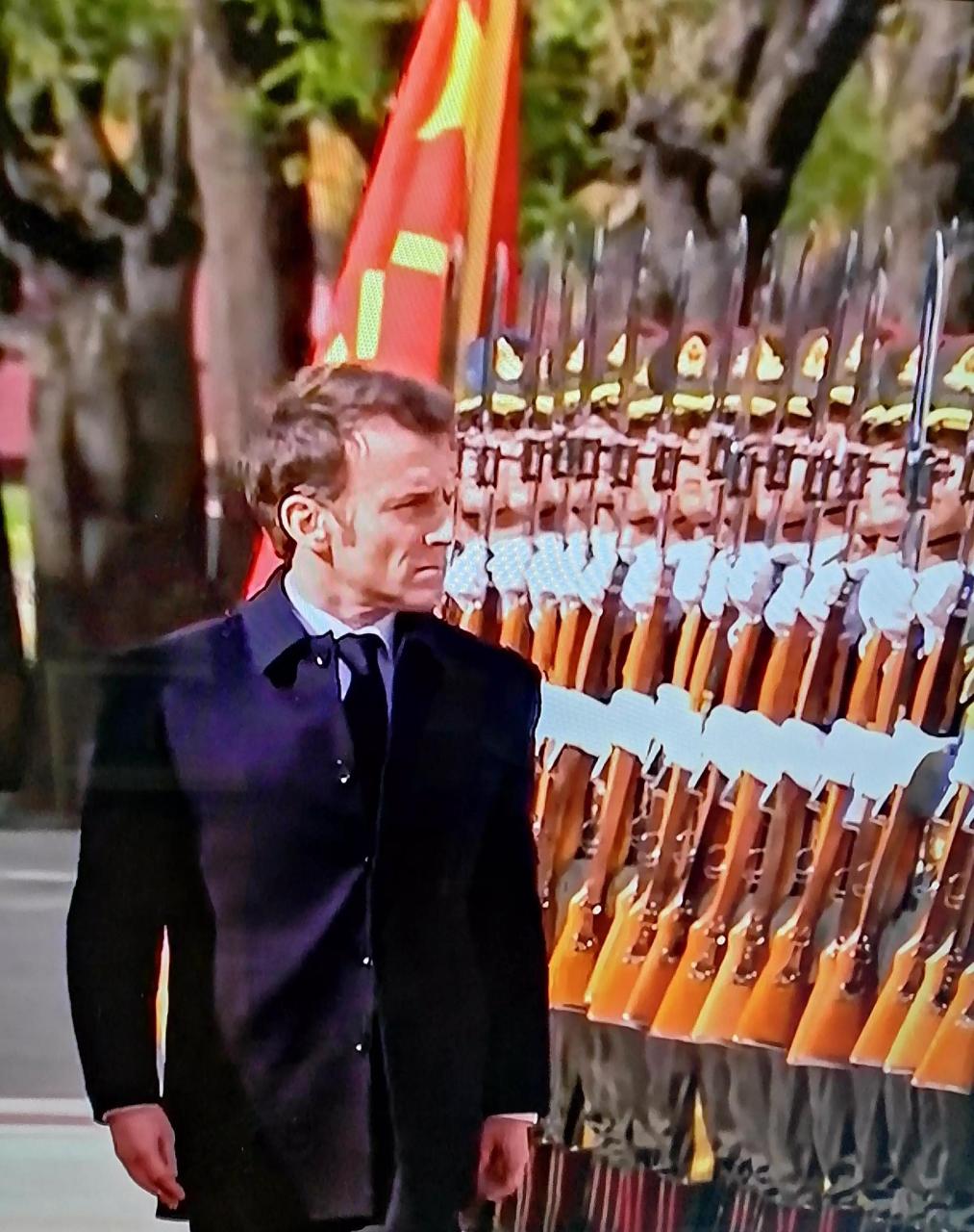 在法国总统马克龙这次访华的欢迎仪式上,有一个细节非常有趣:马克龙