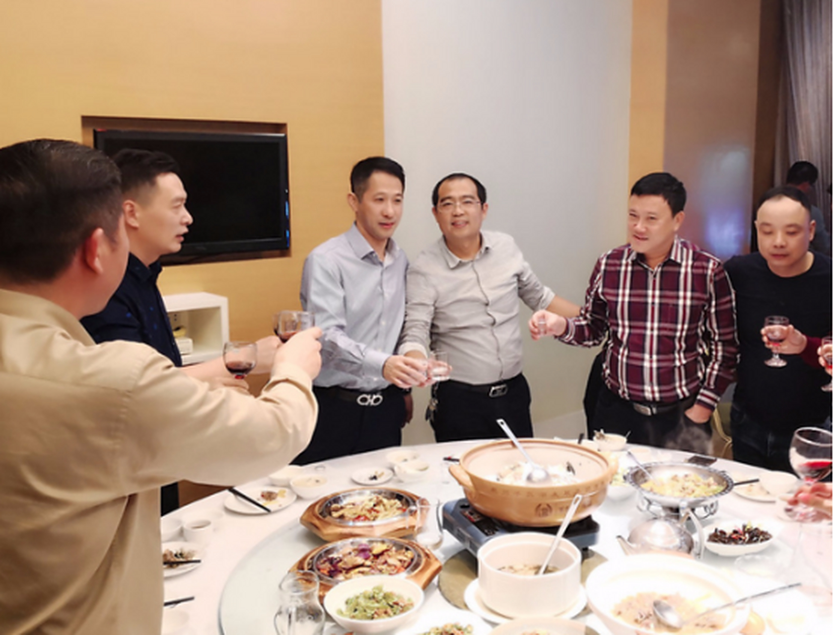 陪领导喝酒,3种酒千万别上桌,丢人丢面不说,前途也大受影响 陪领导