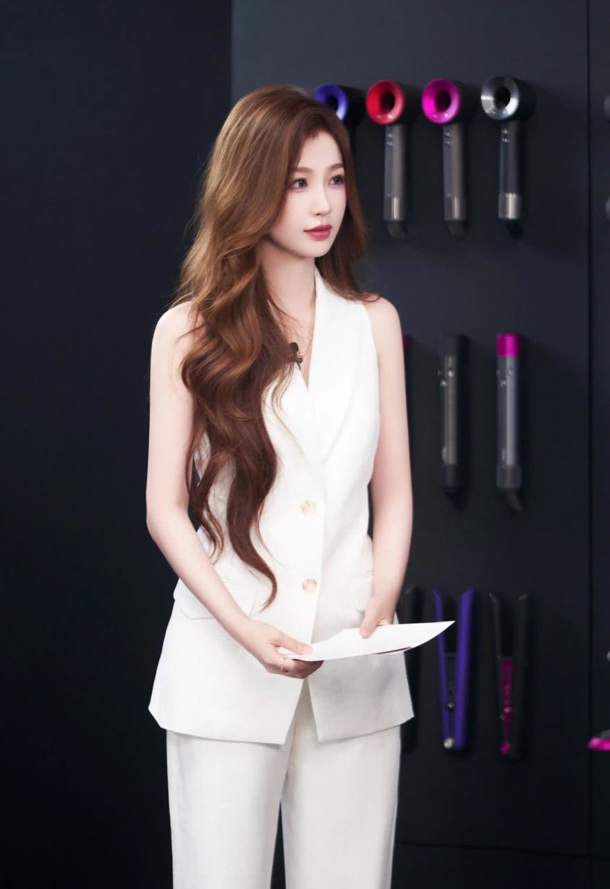 虞书欣多变造型轻松打造,多重魅力随意绽放.[滑稽]