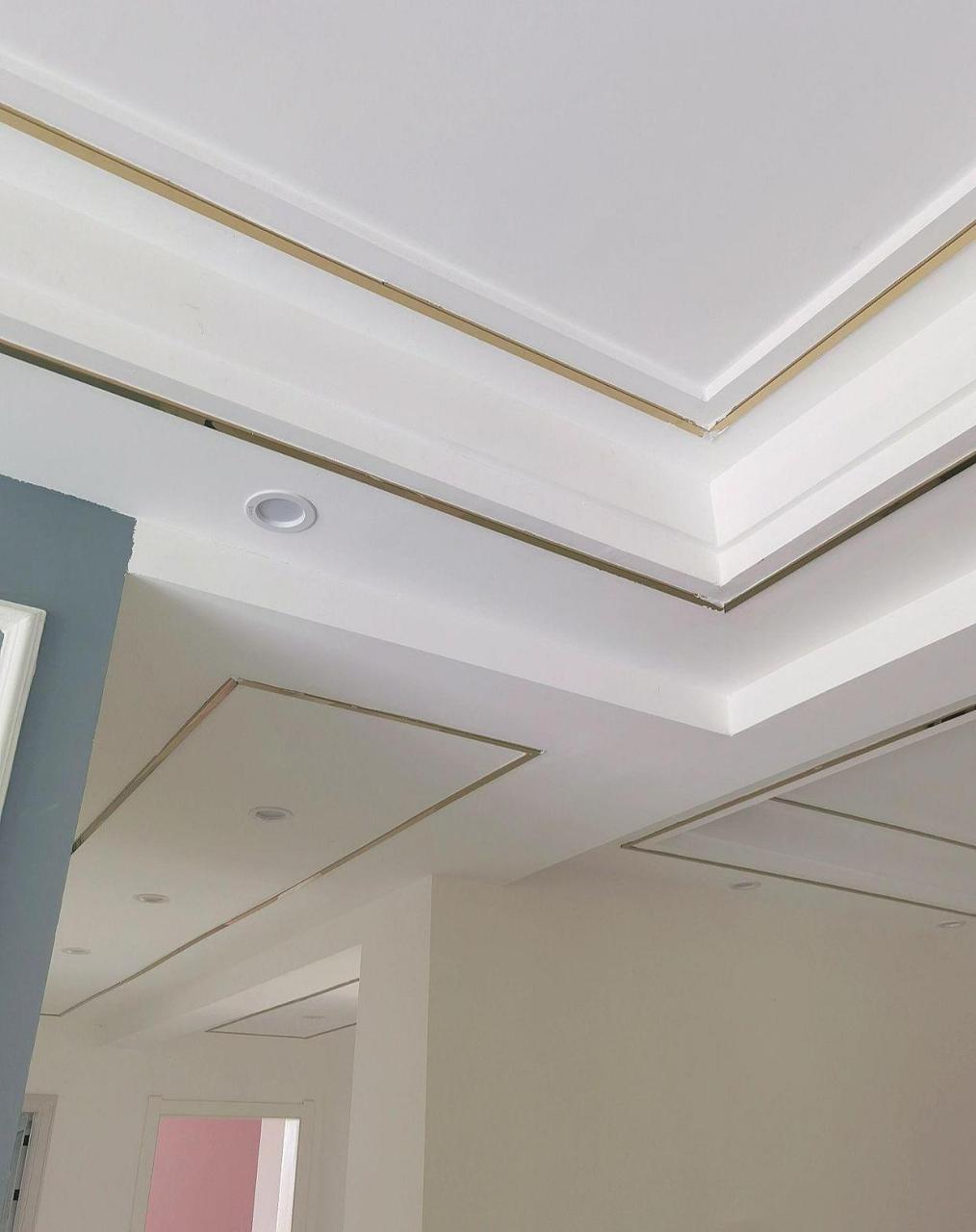 2020年装修,当时沉迷别人家轻奢风格,搞得吊顶全是金色线条,现在看