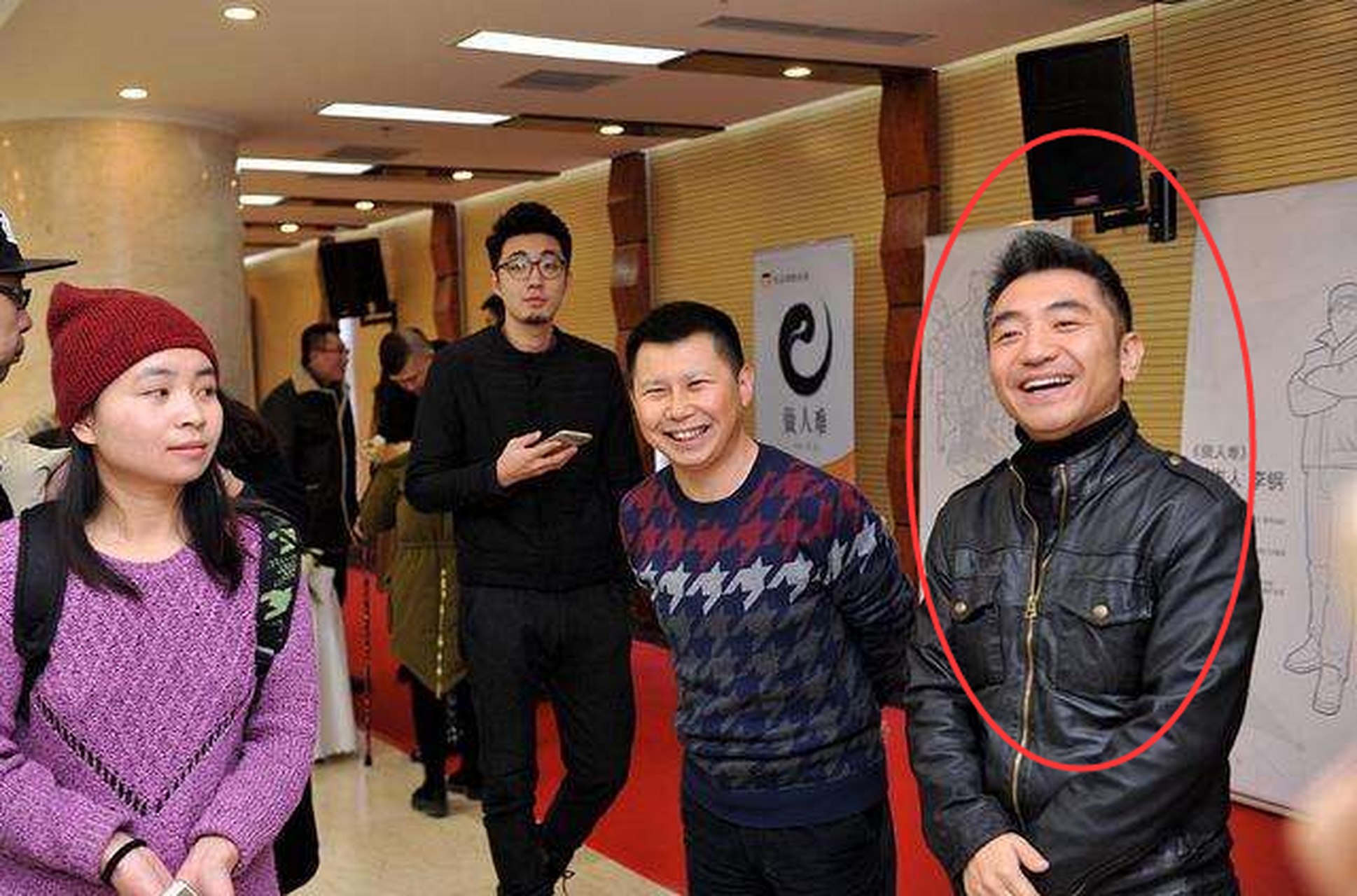 不过,闫佳宝红了以后,好像很少提及自己的师傅何云伟.