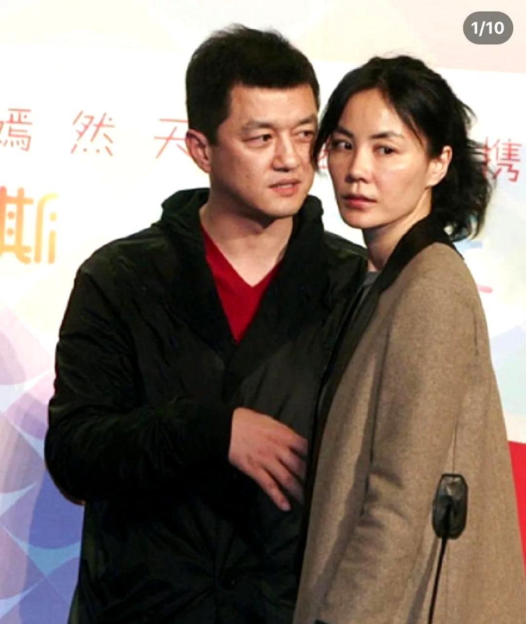 王菲和李亚鹏在一起时,状态颓废压抑,打扮老气;但和谢霆锋在一起后