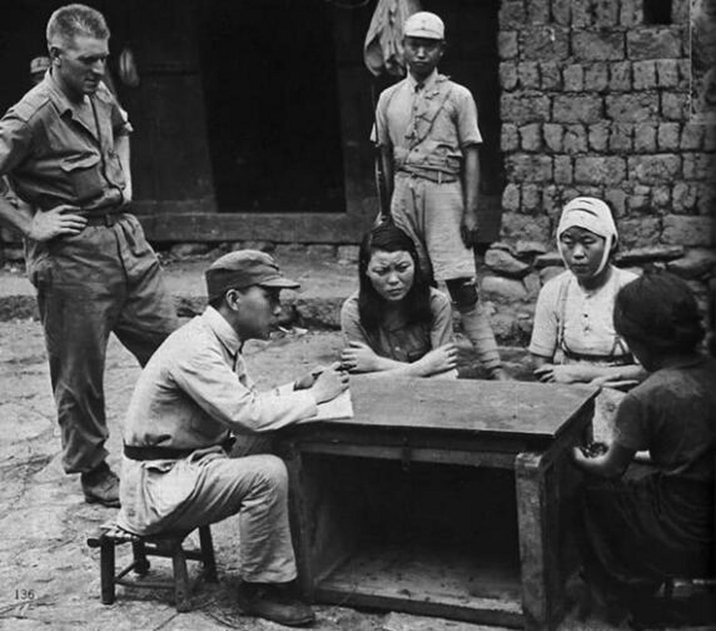 然而,由于语言不通,双方交流困难重重,就连旁边