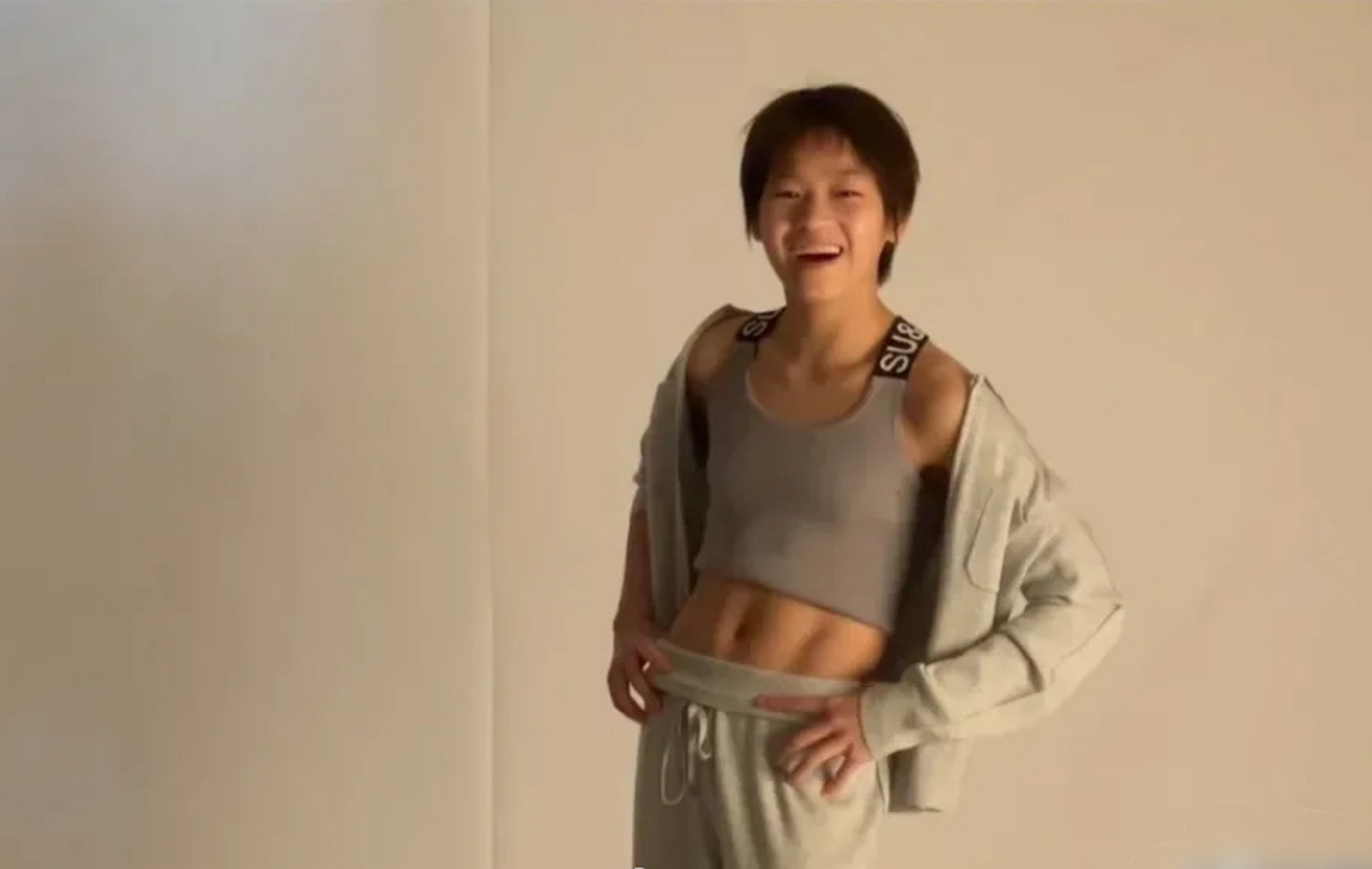 女大十八变,奥运冠军全红婵这腹肌也太厉害了.