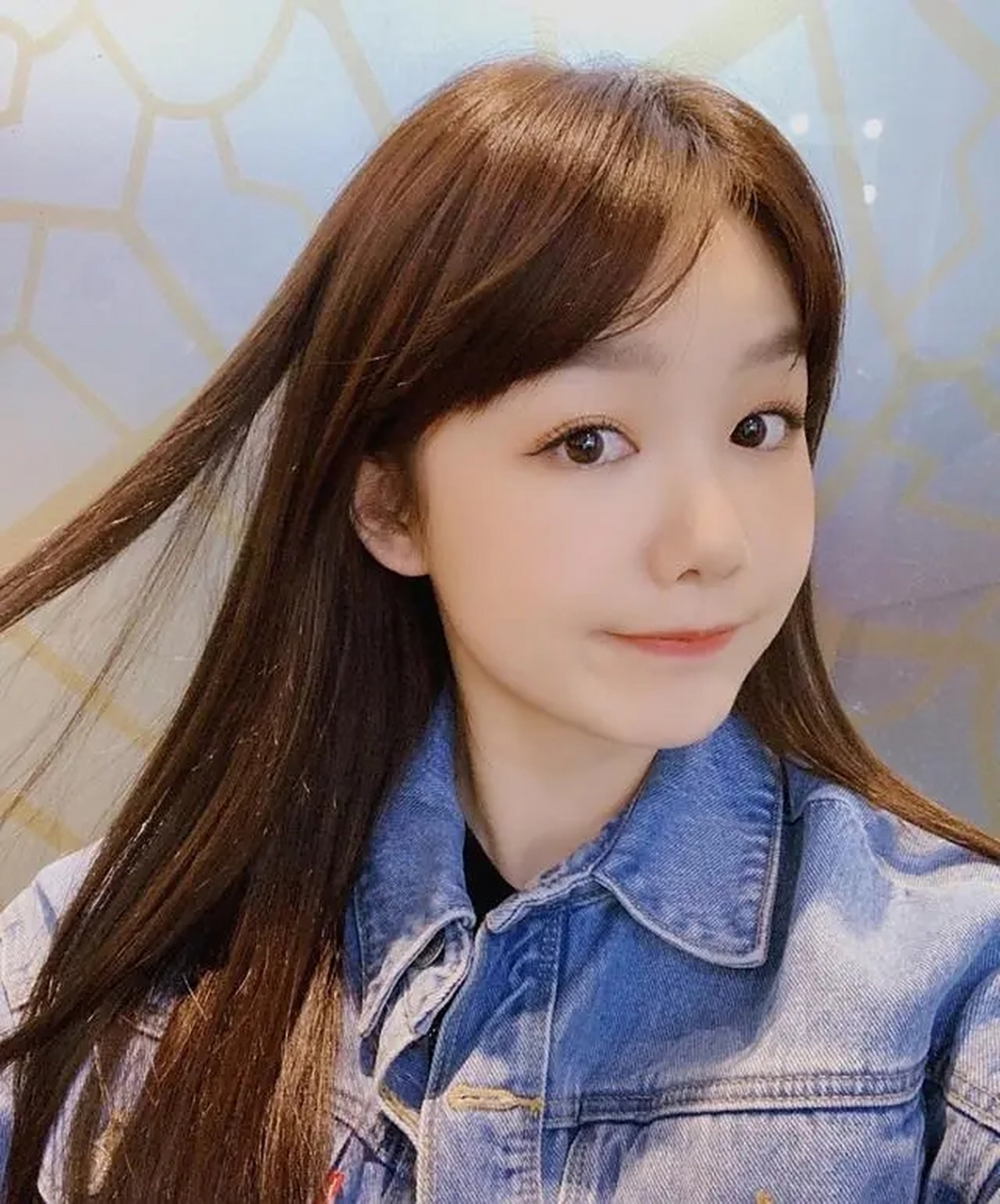 火箭少女101的徐梦洁气质太好了,穿黑色套装个性十足,青春靓丽