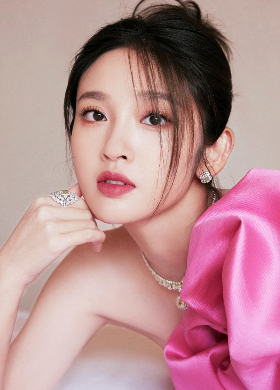 清纯甜美,娴静优雅的#唐艺昕# 一袭粉色露肩花朵裙,肤白貌美的容颜