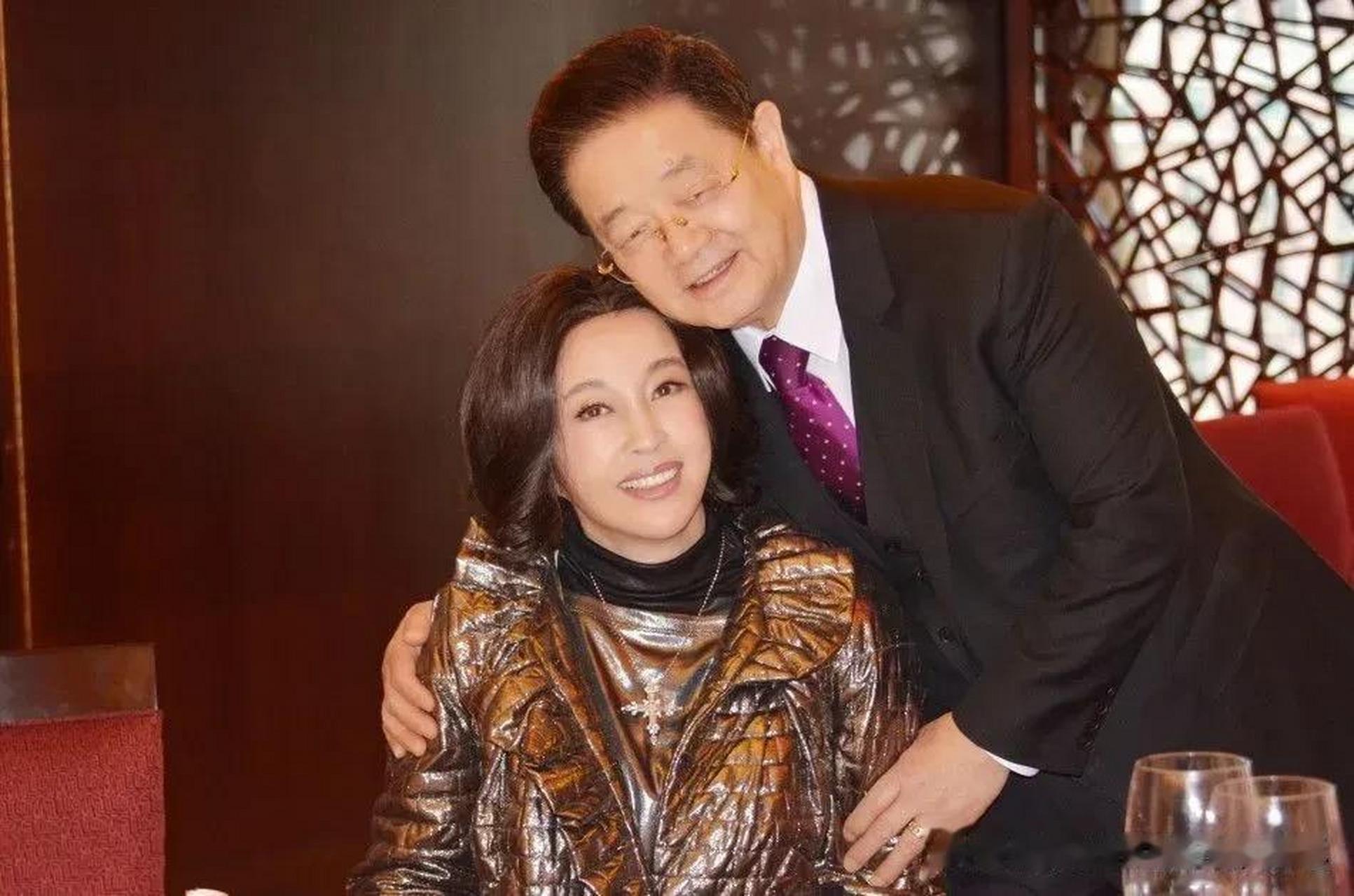70岁刘晓庆和81岁老公一起春游,差11岁却像差了辈分,刘晓庆像30岁的