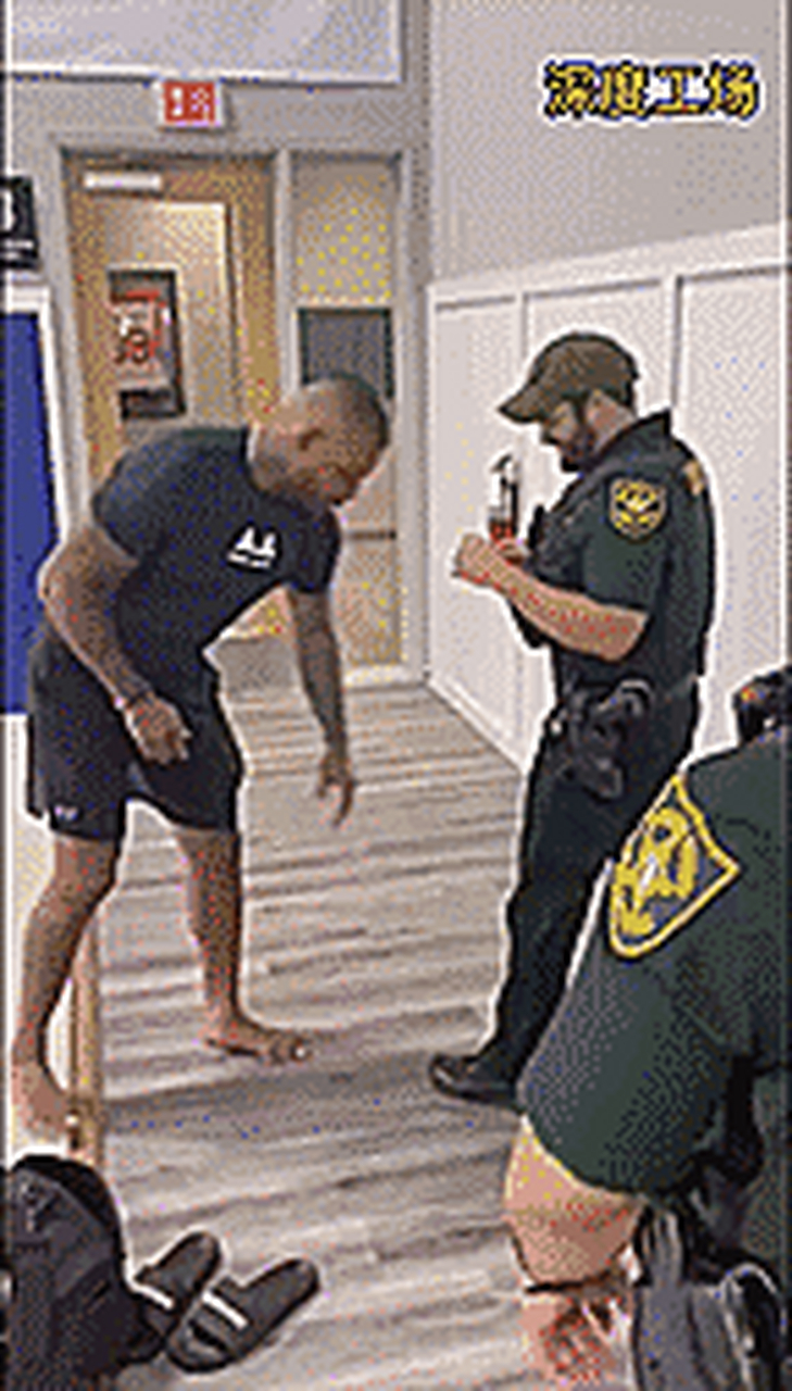 看看低扫腿有多恐怖轻轻一击人就直接跪地了 看看低扫腿有多恐怖,轻轻