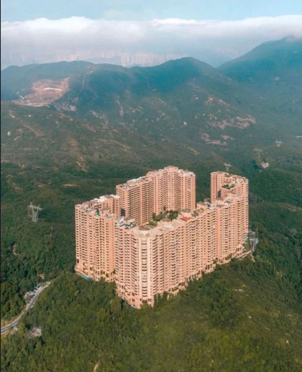 在香港,阳明山庄是香港一处豪宅屋苑,位于香港岛南区大潭水塘道 88号