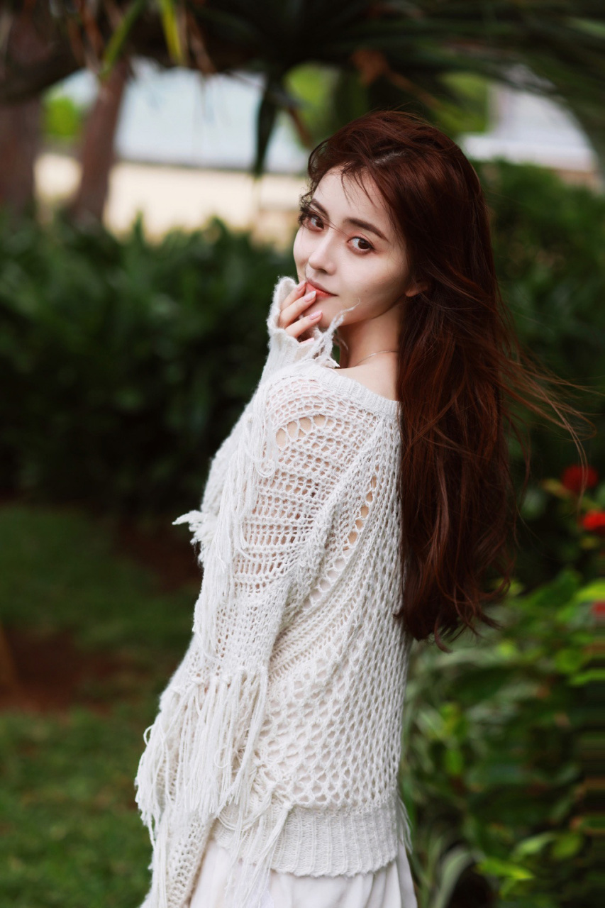 李希萌凭借《初恋那件小事》正式出道,扮演剧中唯一"反派","魔女校花"