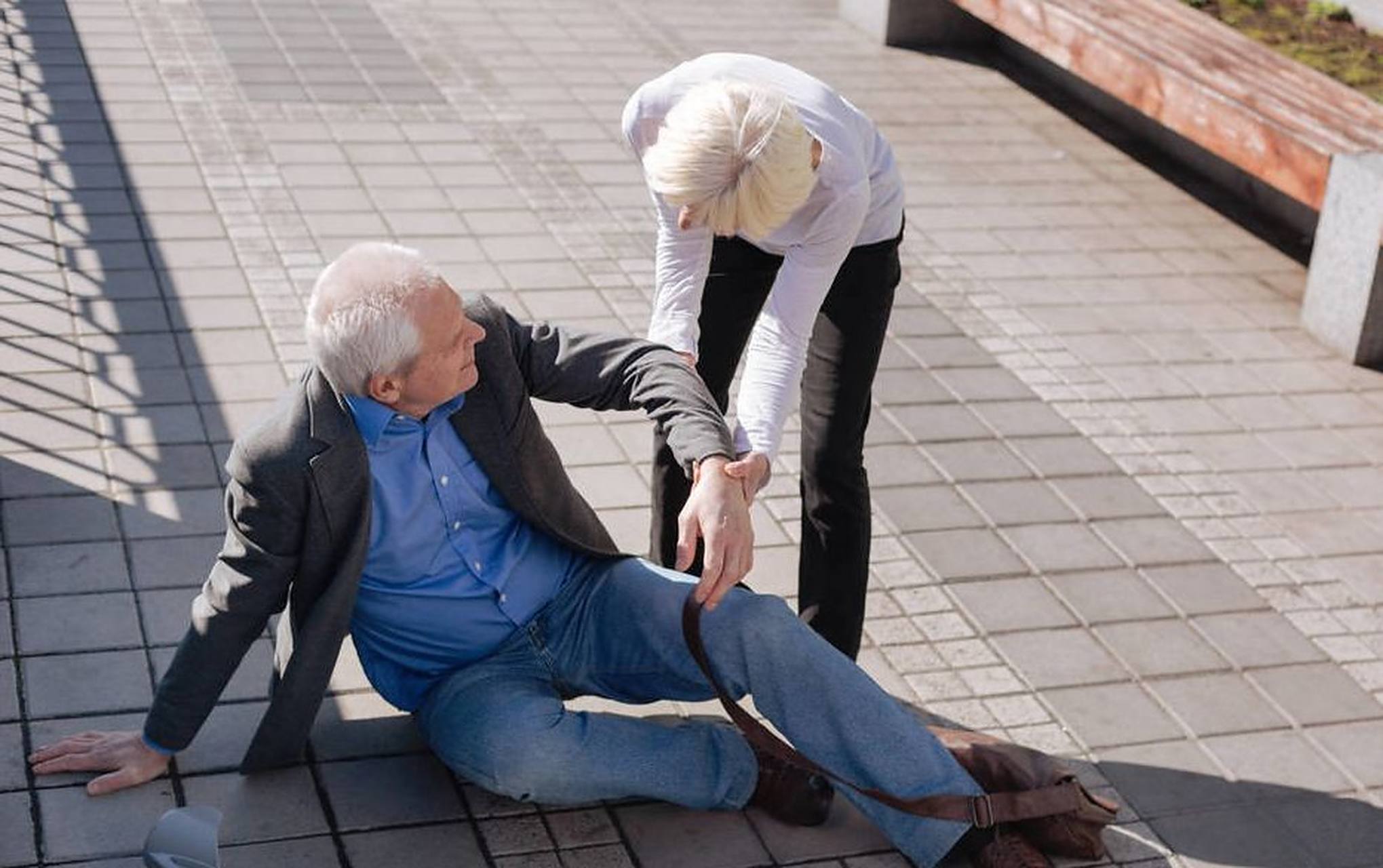 老年人摔倒# #摔倒#   天气好出门锻炼时  有时会突然出现脚软或摔倒
