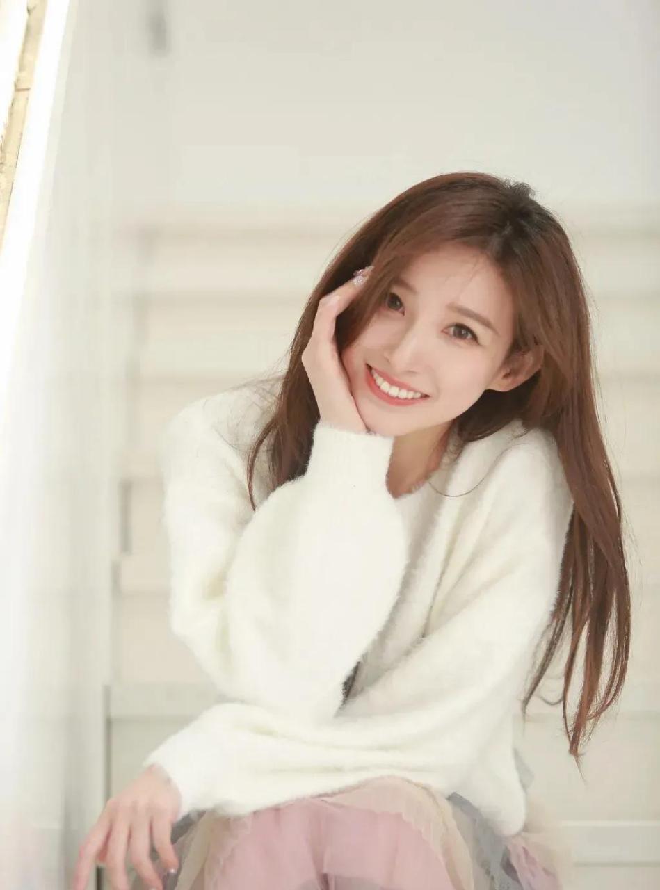 央视主持人马凡舒,又美又仙,笑容太感染人了