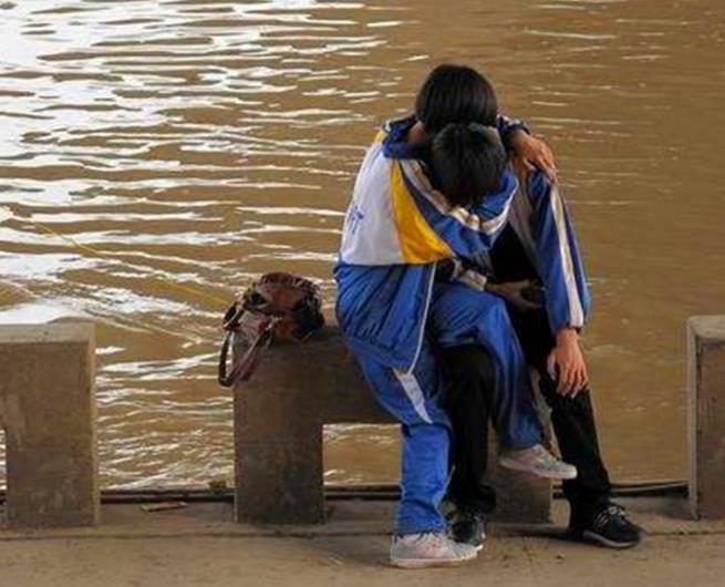 我从来都不给中学生男女之间的关系定性为早恋,因为人发育到一定年龄