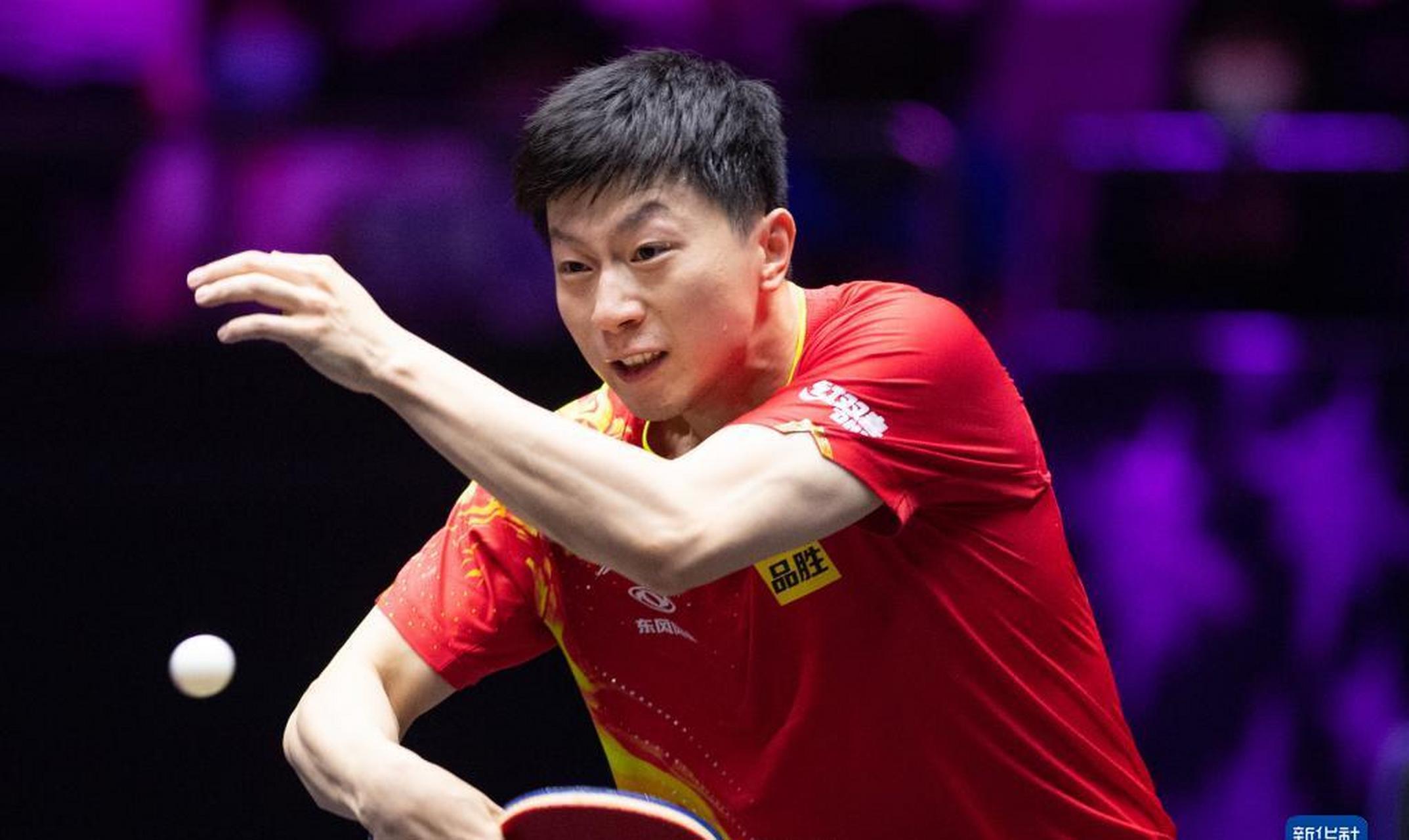 4月18日,中国选手马龙在比赛中回球.