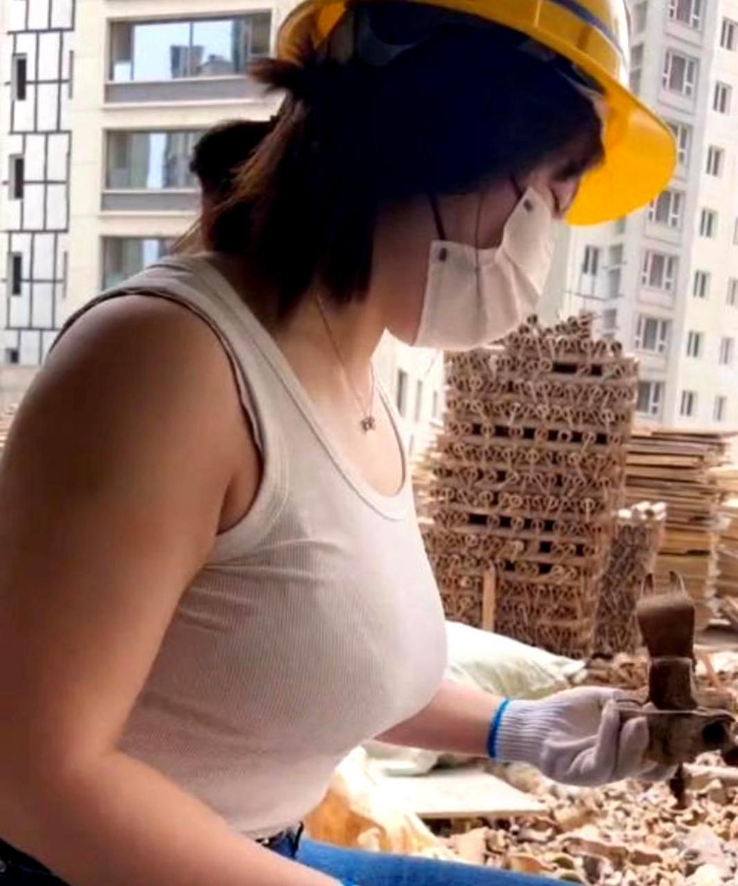 这位美女在工地上勤劳工作,不仅容貌出众,而且心地善良.