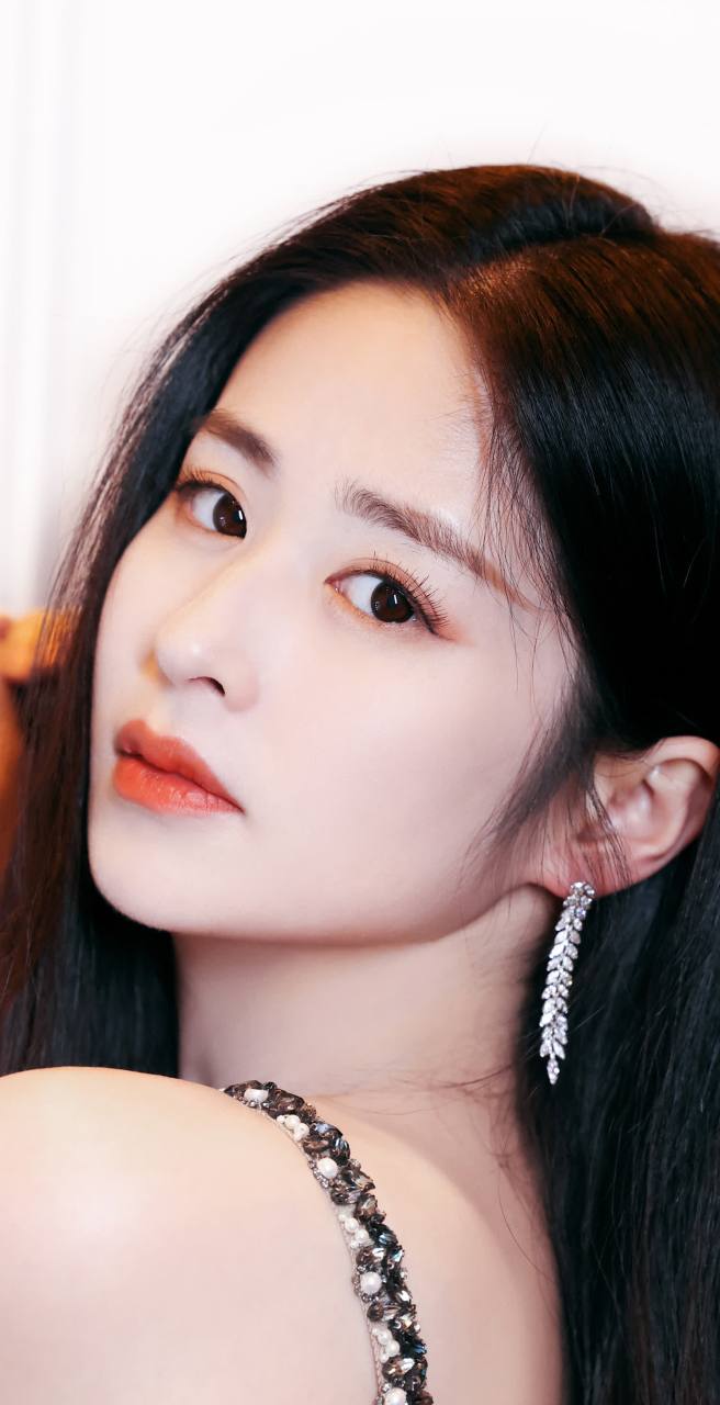 颖儿深绿色吊带裙壁纸写真