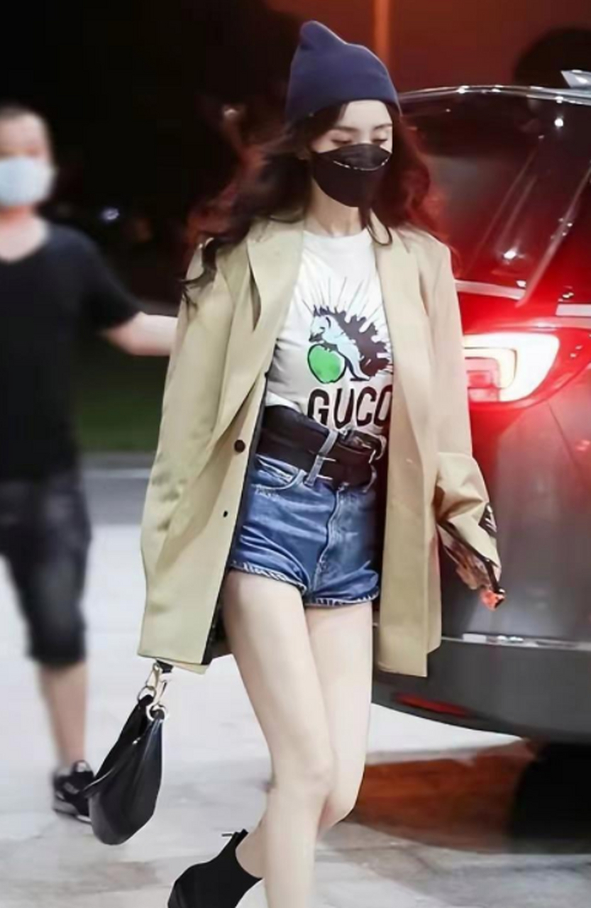 杨幂太会穿了,超短牛仔短裤穿在身上,显露出白嫩而又迷人的美腿.