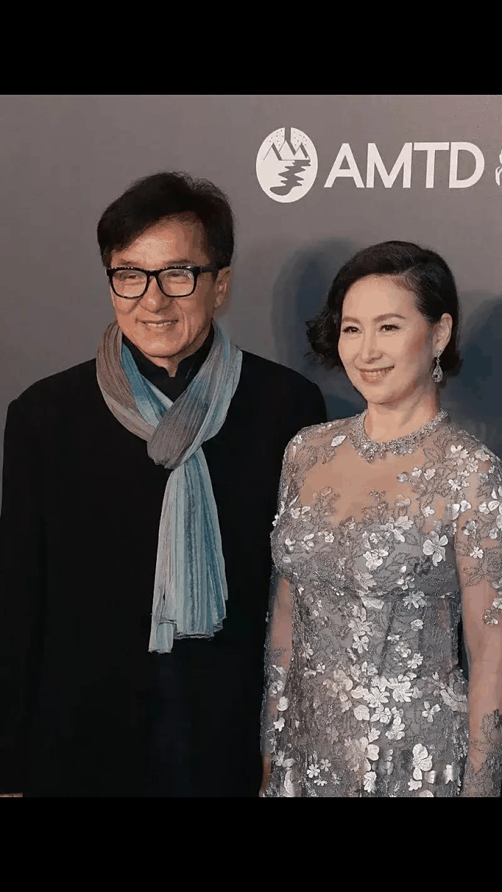 gif创作人# 香港赌王千金何超琼同框成龙,成龙秒变拘谨小男人.