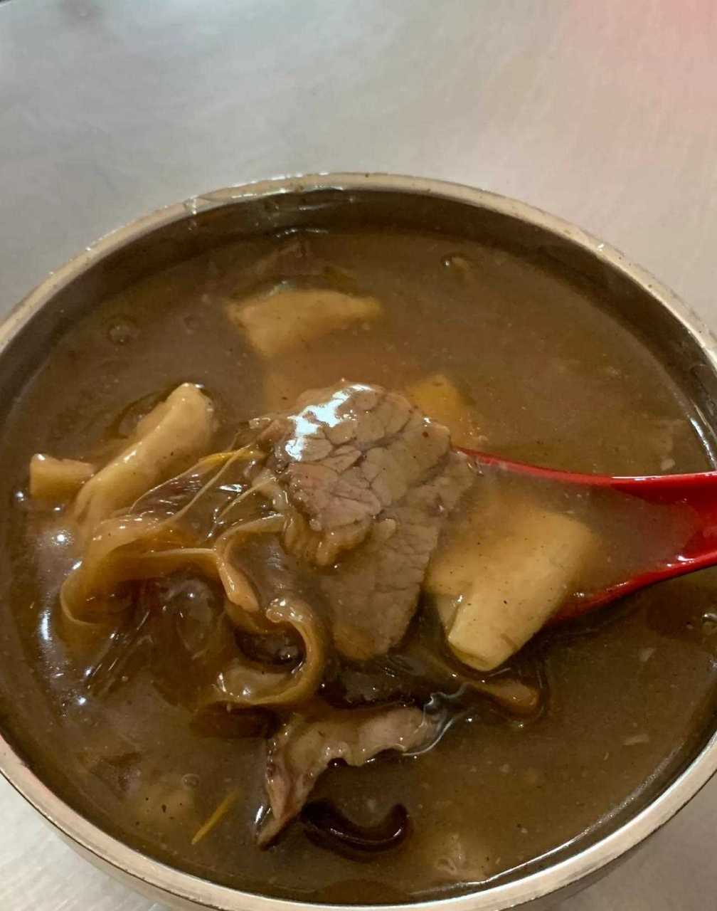 一碗胡辣汤,除了食材木耳,豆筋,牛肉和粉条,能吃出胡辣椒味,但实际上