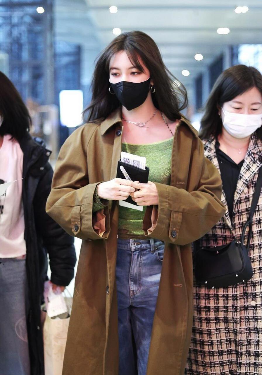 宋妍霏机场街拍,芥绿色大衣 牛仔阔腿裤时尚气质.