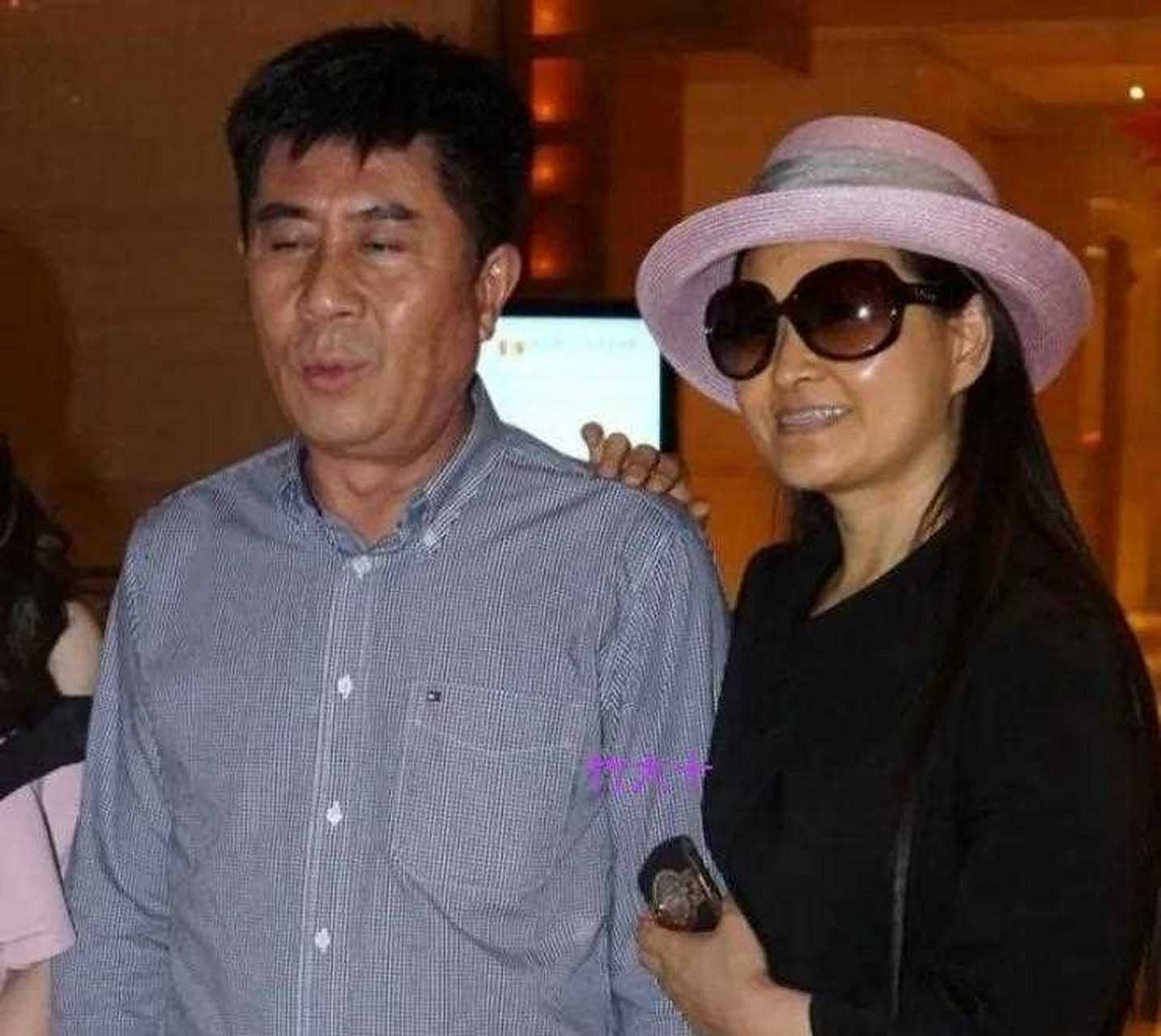 这是郭凯敏和现任妻子的合照,很般配 他现任妻子刘晓春也是80年代很红