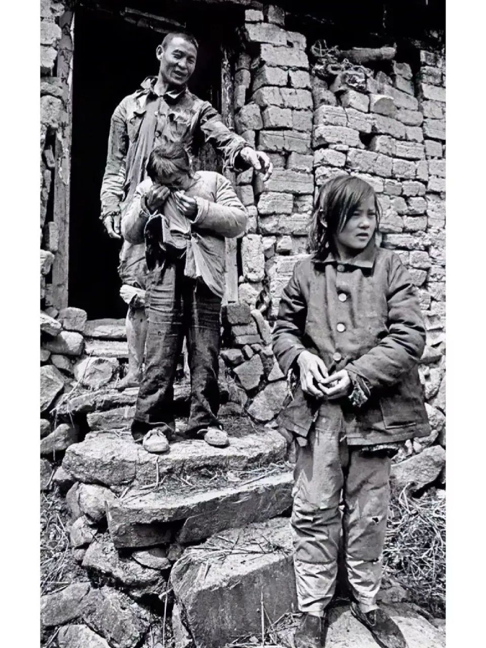 这是一张记录贫困家庭生活的照片,拍摄于1991年河南商城.