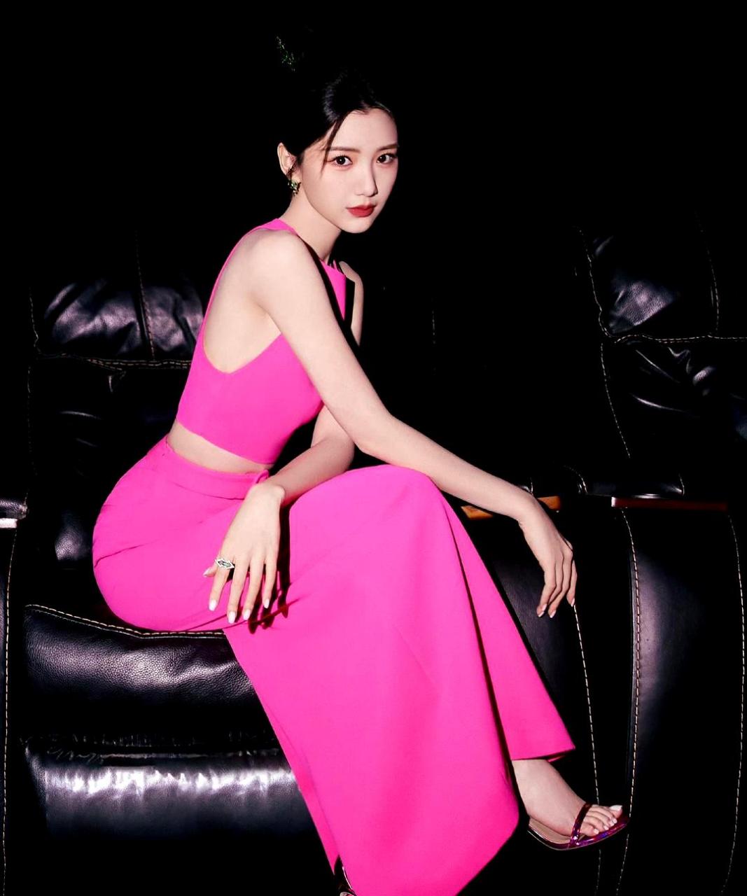 关晓彤和张碧晨都穿着漂亮的玫红色礼服,撞衫了!