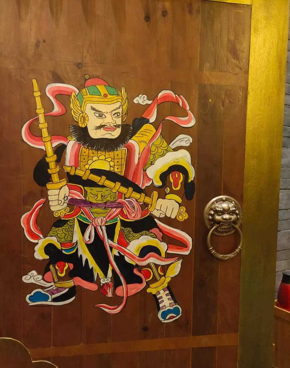 今天看到一家饭店的大门上贴了两个门神"秦琼""敬德"汉中人过年都会在