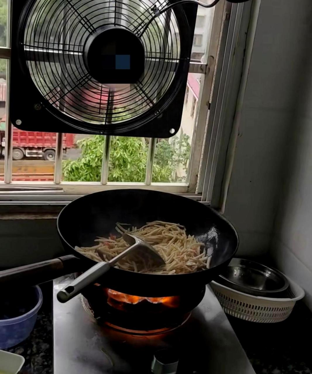 安装了这排风扇后,厨房的油烟问题得到了很好的解决,几乎没有油烟了.