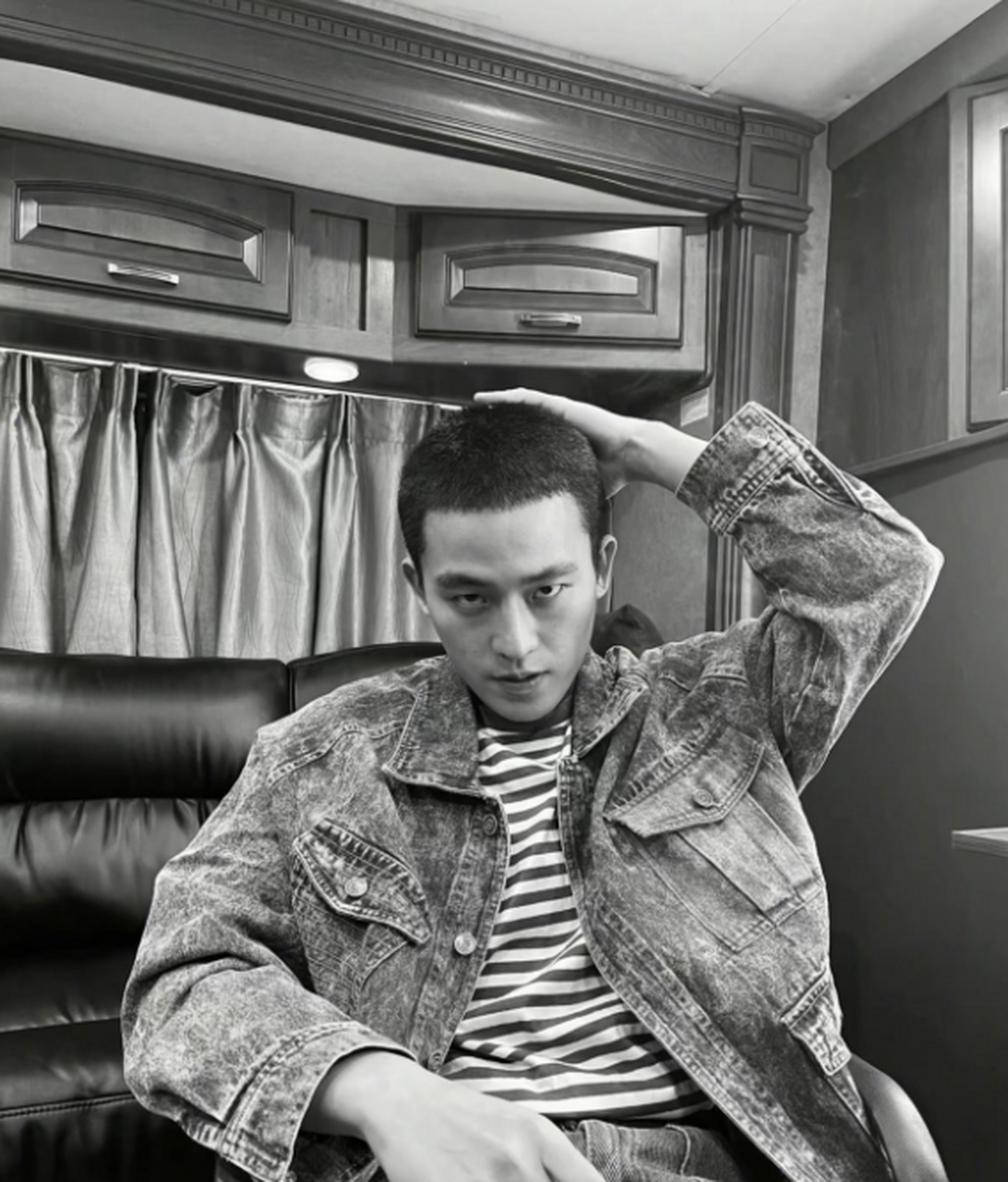 寸头的欧豪,痞帅痞帅的.