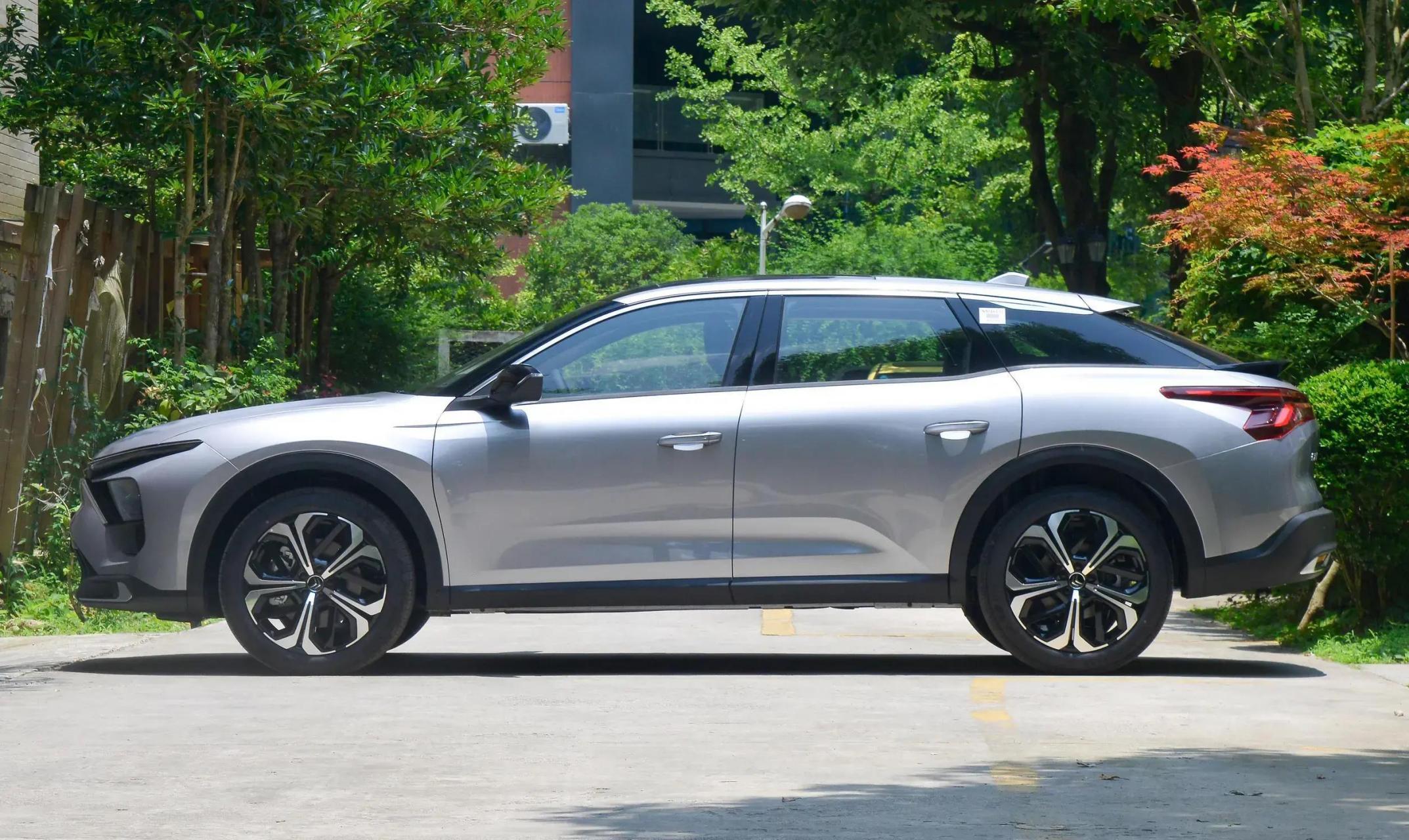 日前,东风雪铁龙官方宣布,旗下的2023款凡尔赛c5 x车型上市,新车提供