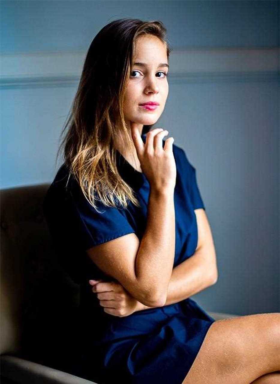 "美国队长"克里斯·埃文斯(chris evans)的神秘女友年轻,漂亮,有才华!