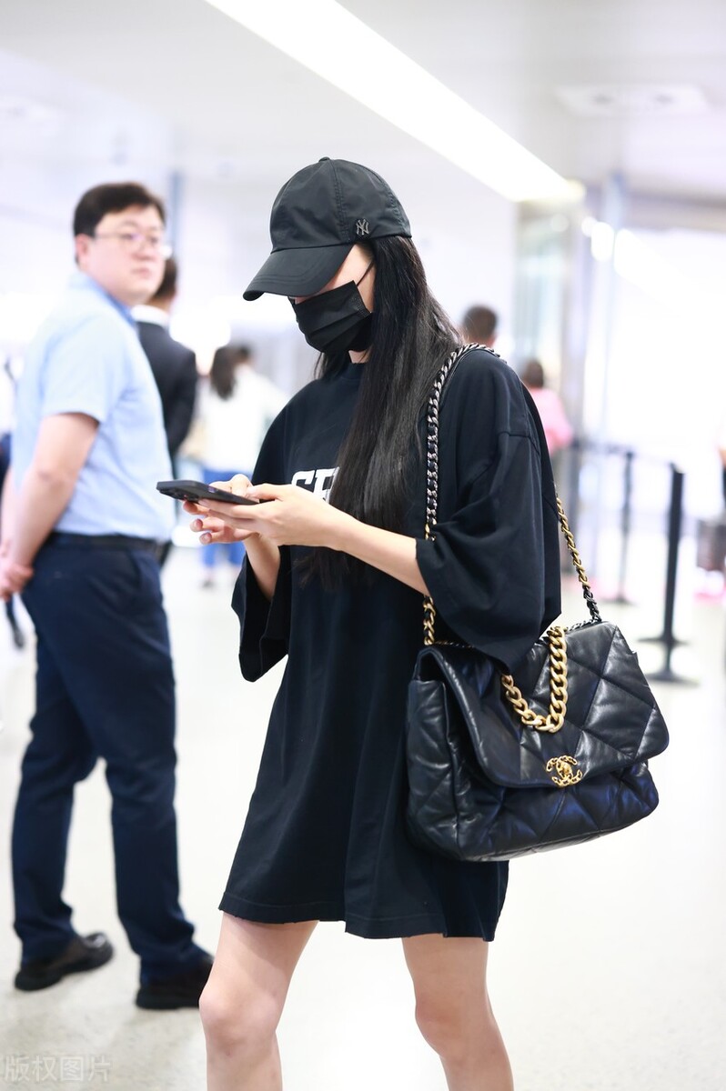 张雨绮机场街拍,黑色oversizet恤搭配balenciaga老爹鞋时髦减龄!