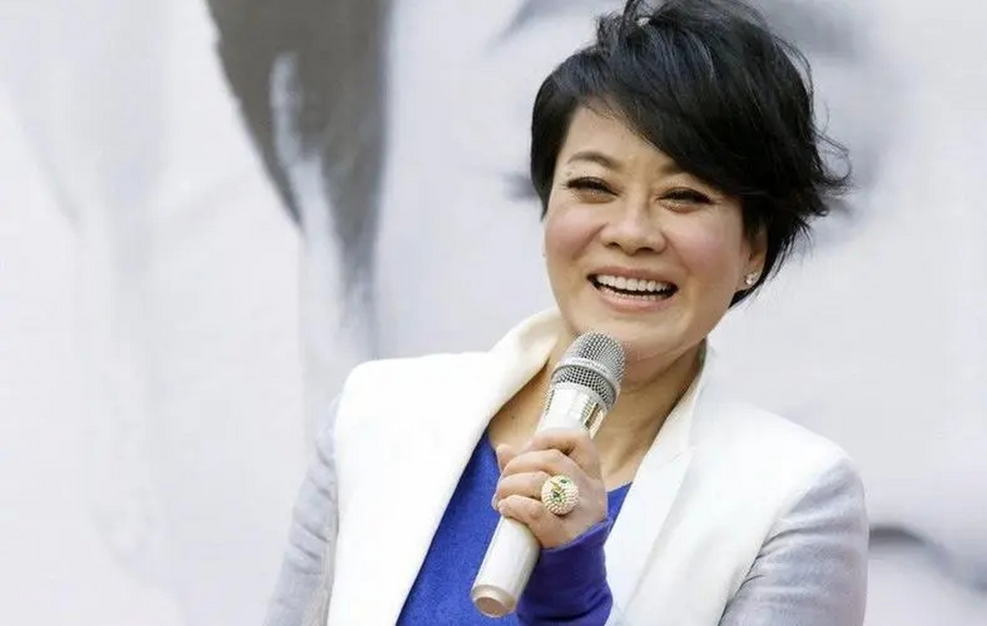 近日,网上关于毛阿敏非常英明地拒绝老公的巨额遗产的说法甚嚣尘上.