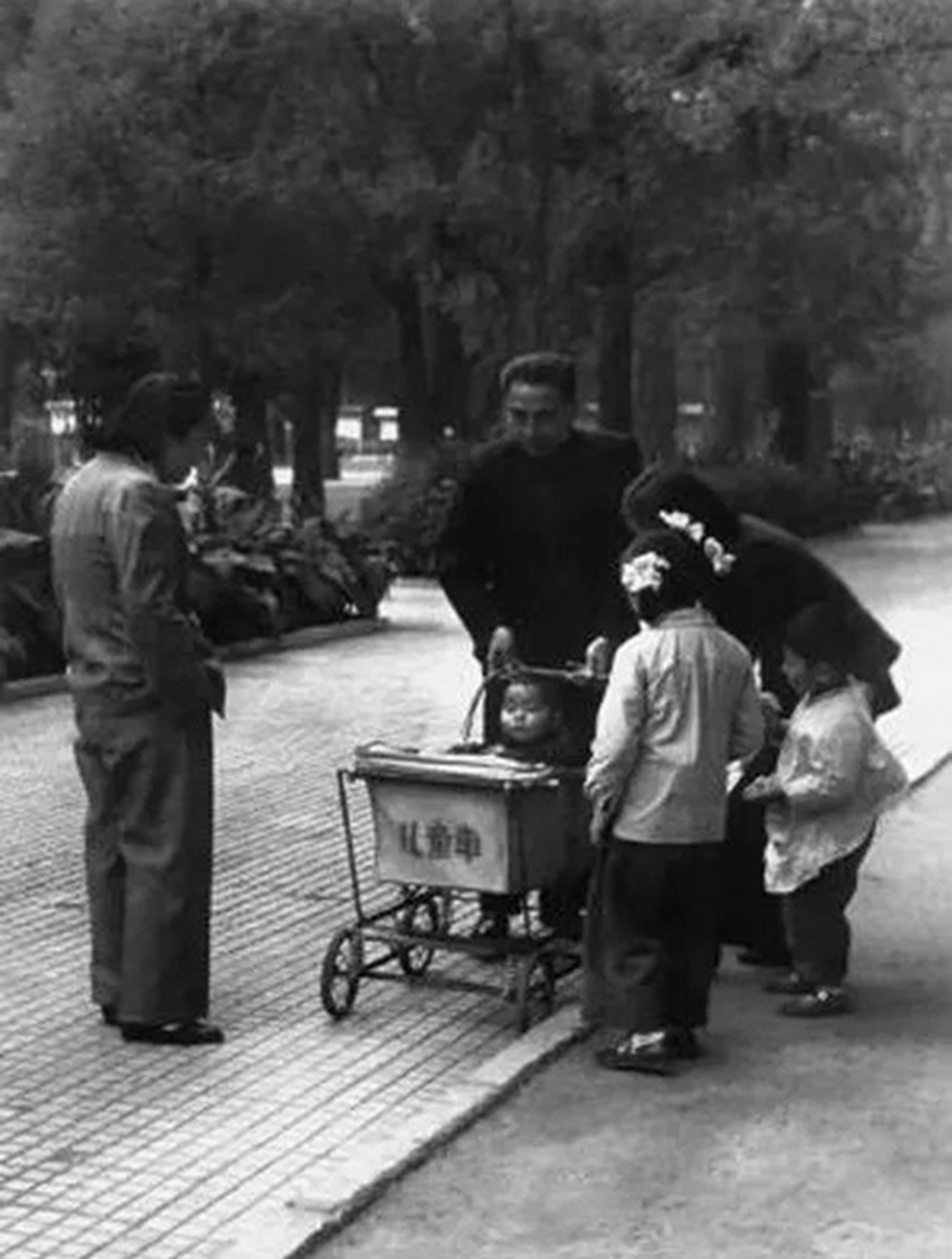 六十年代,周总理推着婴儿车的一张珍贵照片,像个老爷爷一样,很亲切