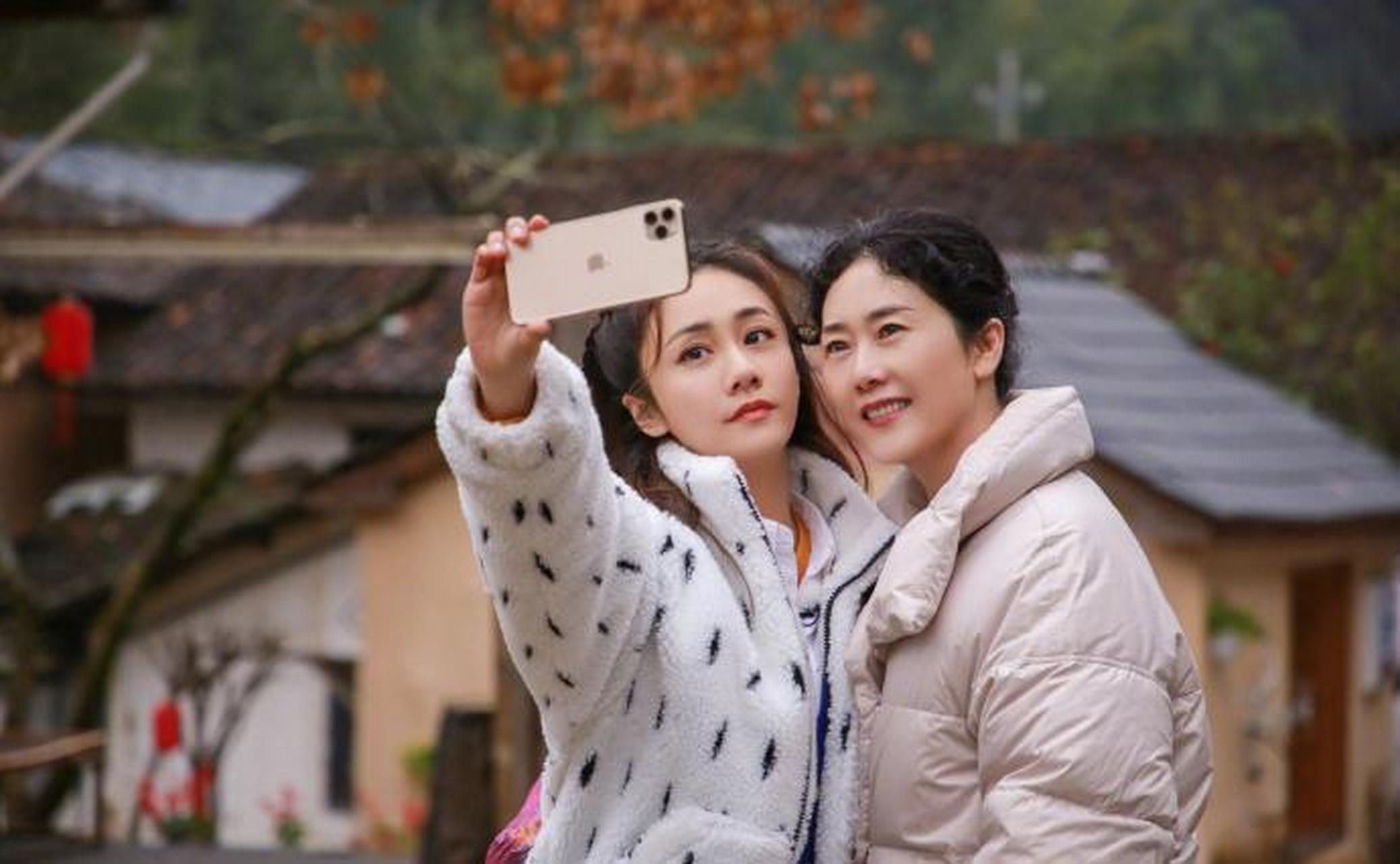 刘芸最近带妈妈看综艺,海报简直惊艳.