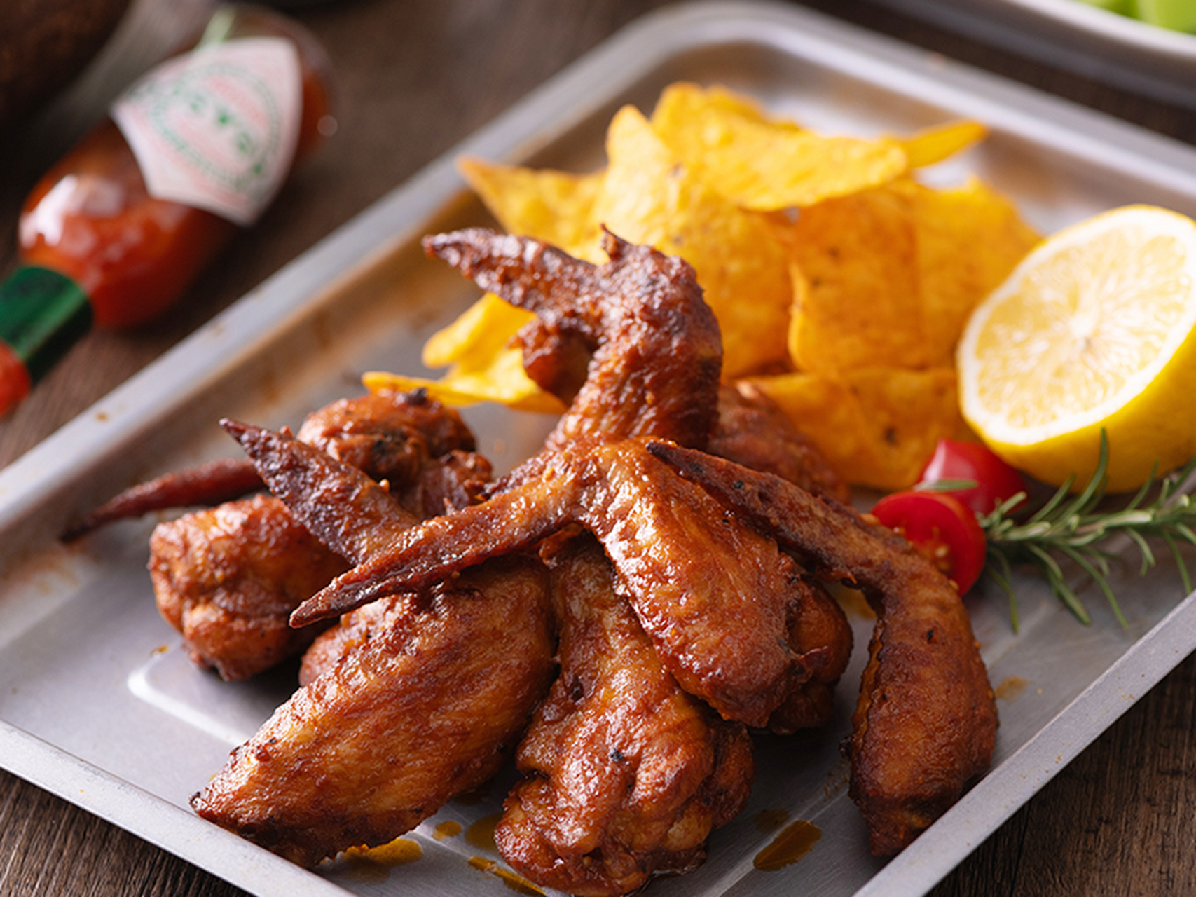 水牛城辣鸡翅,顾名思义起源于美国纽约的水牛城,是一道在当地餐厅或