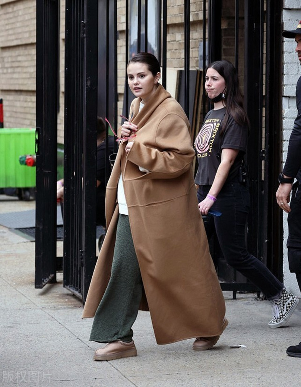 赛琳娜拍摄《大楼中的谋杀案》最新片场街拍,棕色长毛呢大衣 绿色阔腿