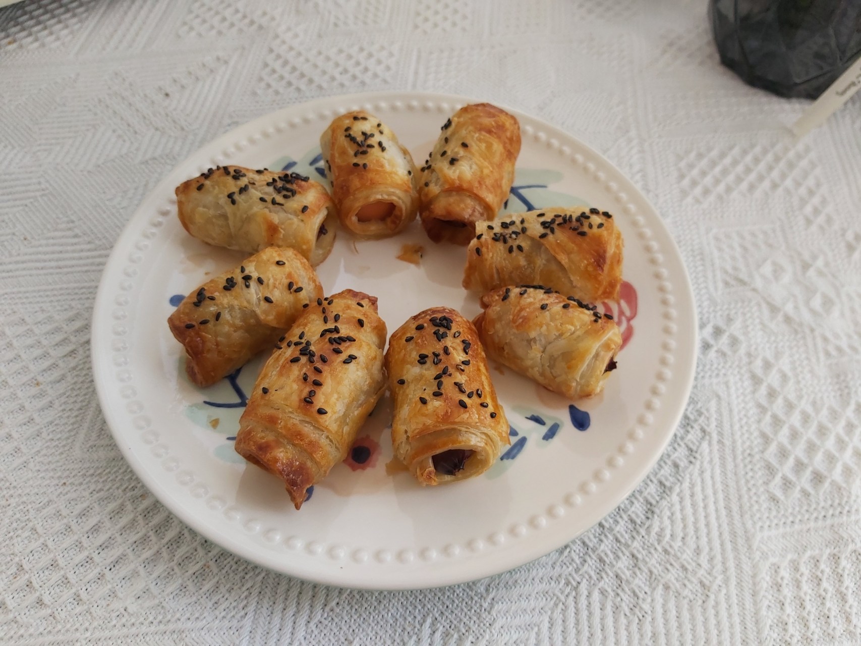 香肠酥的用料 手抓饼:2张 脆皮肠:4根 鸡蛋:1个 黑芝麻