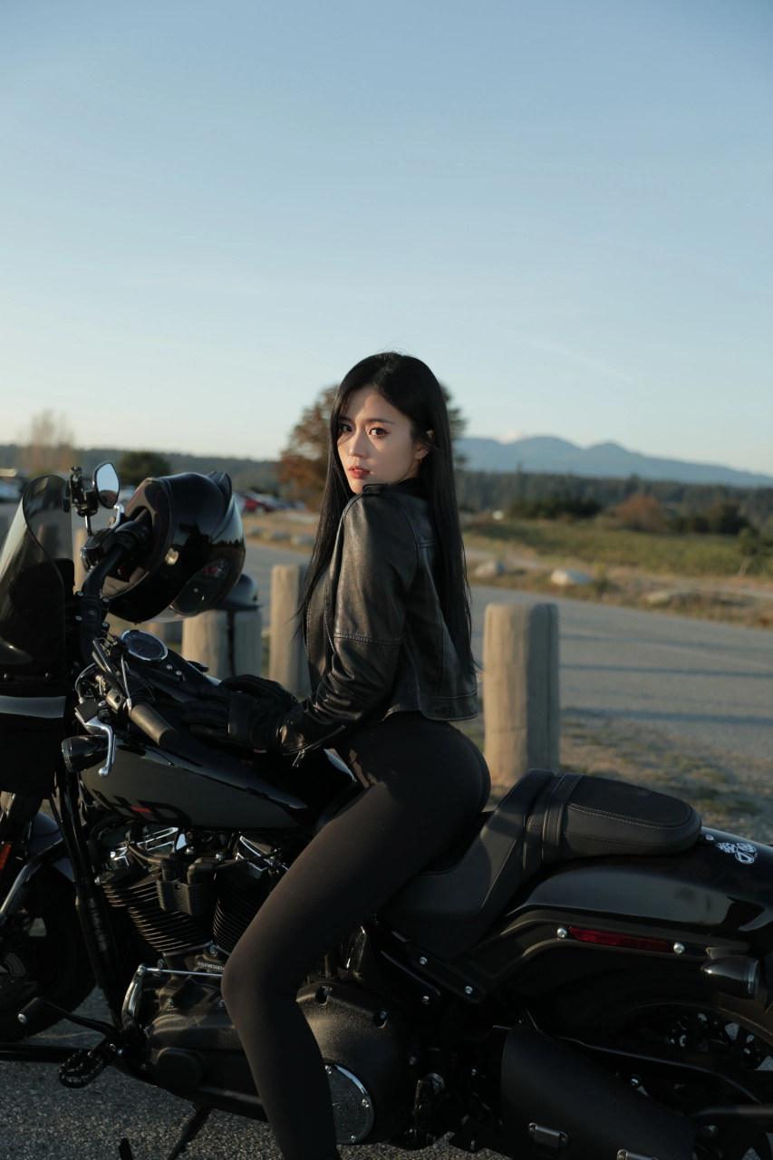 机车女孩 普通而不普通  温柔且英勇 酷女孩心里都有个机车梦吧 要当