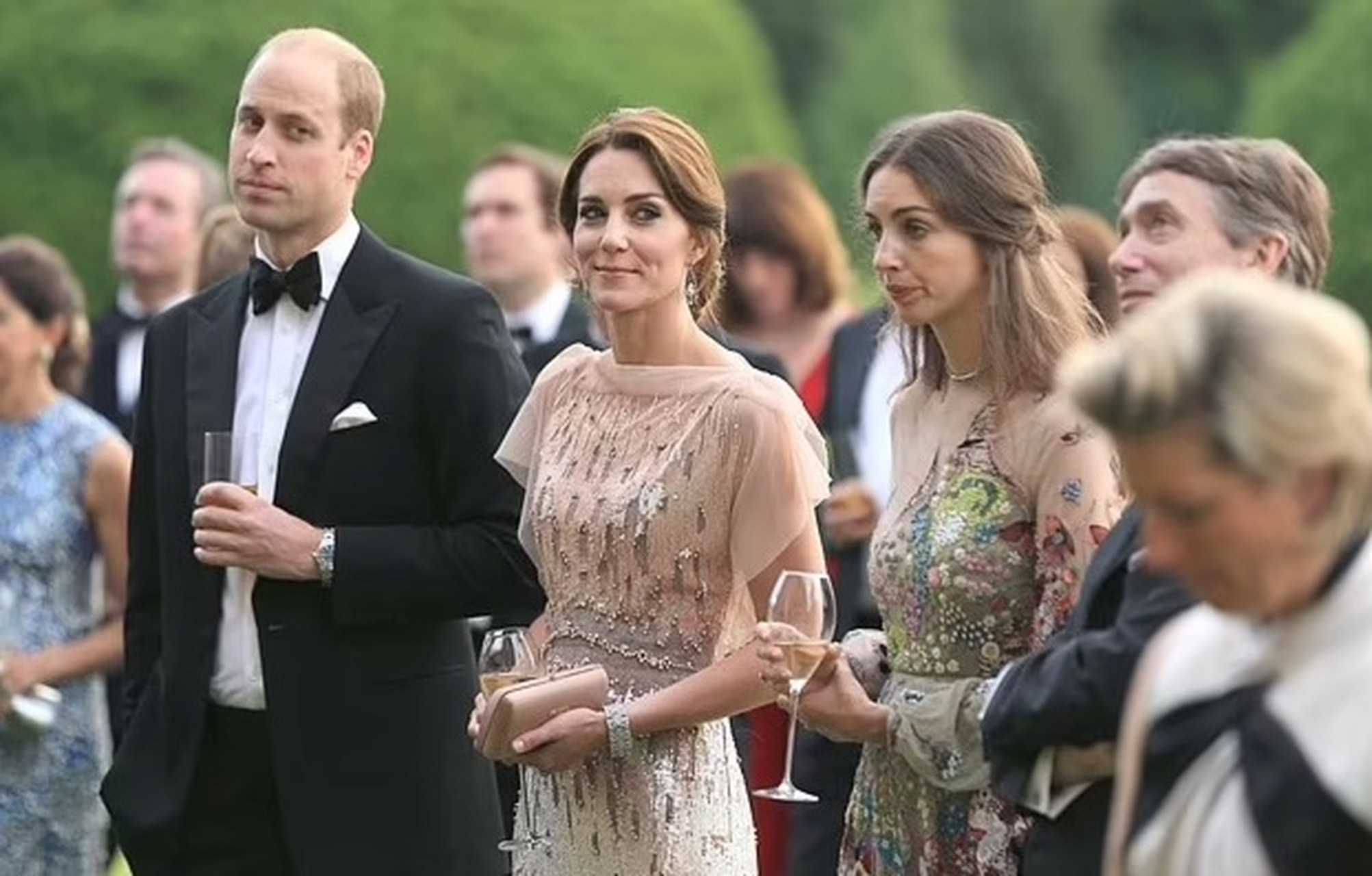 威廉王子的夜店狂欢后,凯特王妃也开始展现她的活力一面.