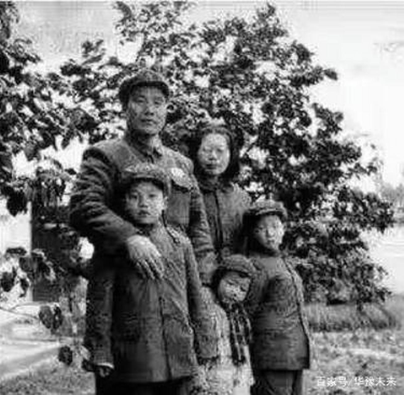 与之前的私塾不同,在那里张乃一接受的是国文,数学,体育等新式教育