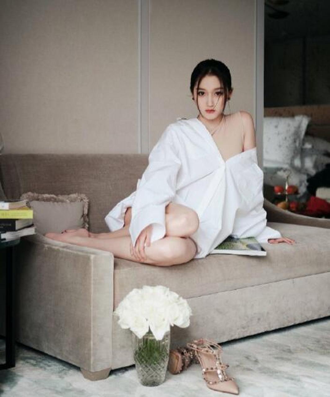 关晓彤,超长美腿,你心动了吗?