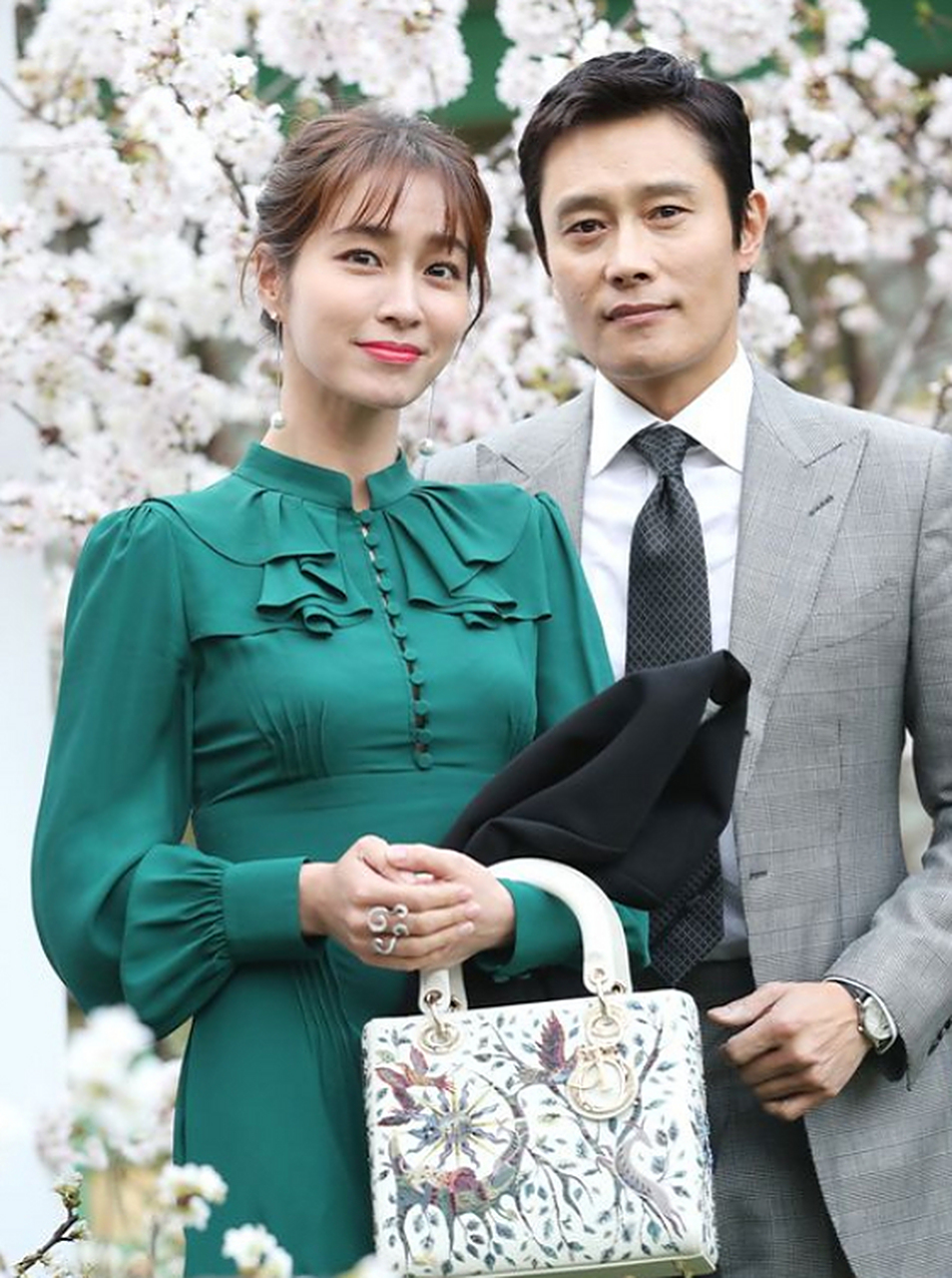 53岁的韩国演员李秉宪将再当爸,他的妻子李珉廷诞下一子,目前8岁.