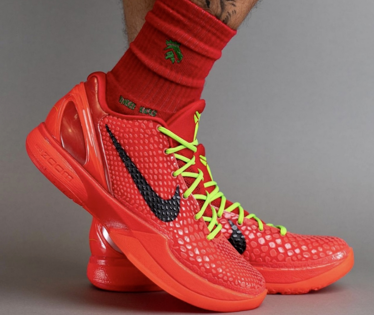 近日,科比回归系列中人气颇高的这双kobe 6"反转青蜂侠"又有全新山排