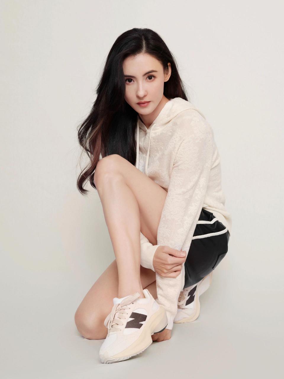 张柏芝最新穿搭 运动女孩好美好元气 张柏芝更新连帽长袖卫衣 黑色